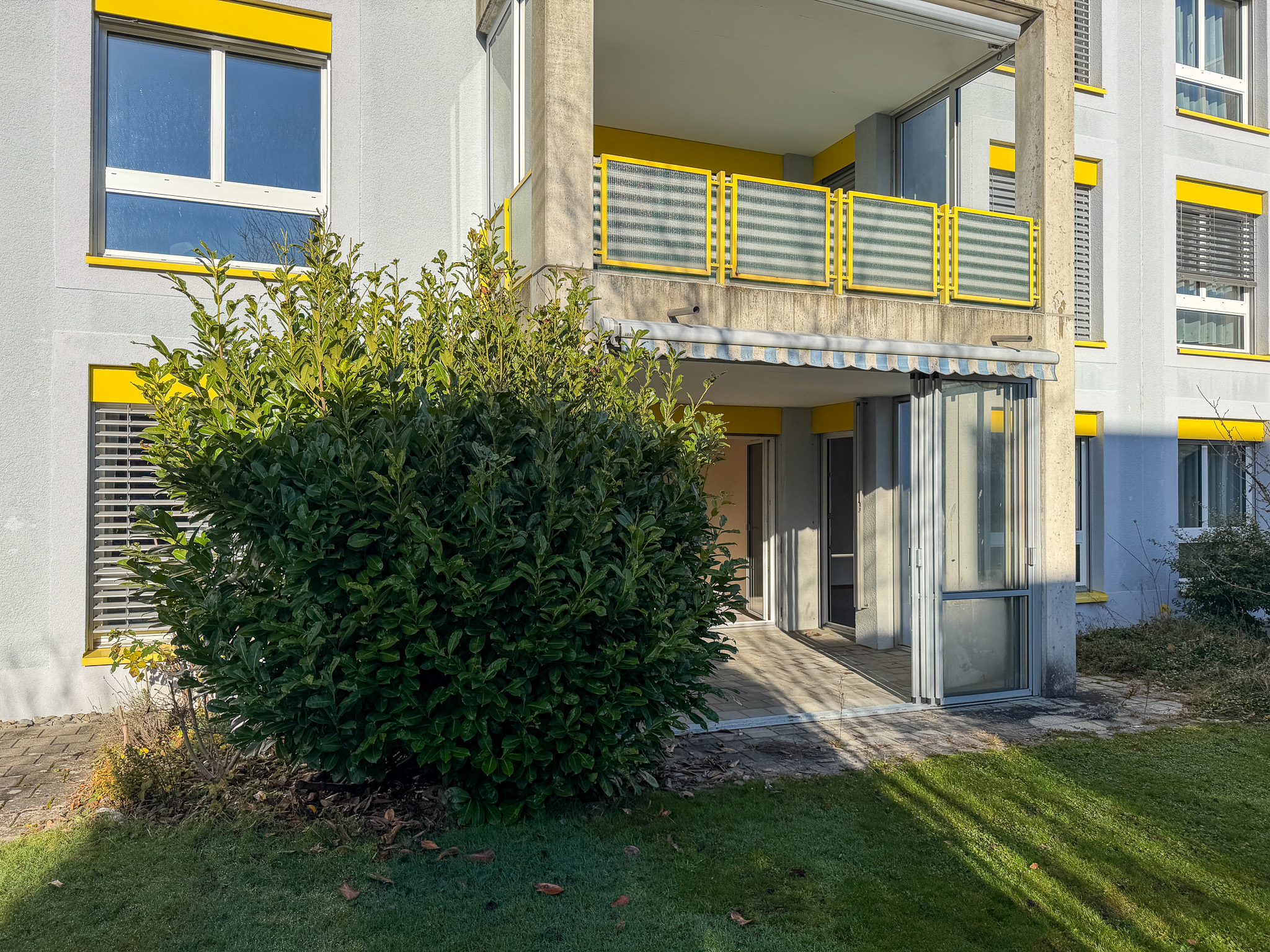 Mehrfamilienhaus mit Balkon und Gartenansicht