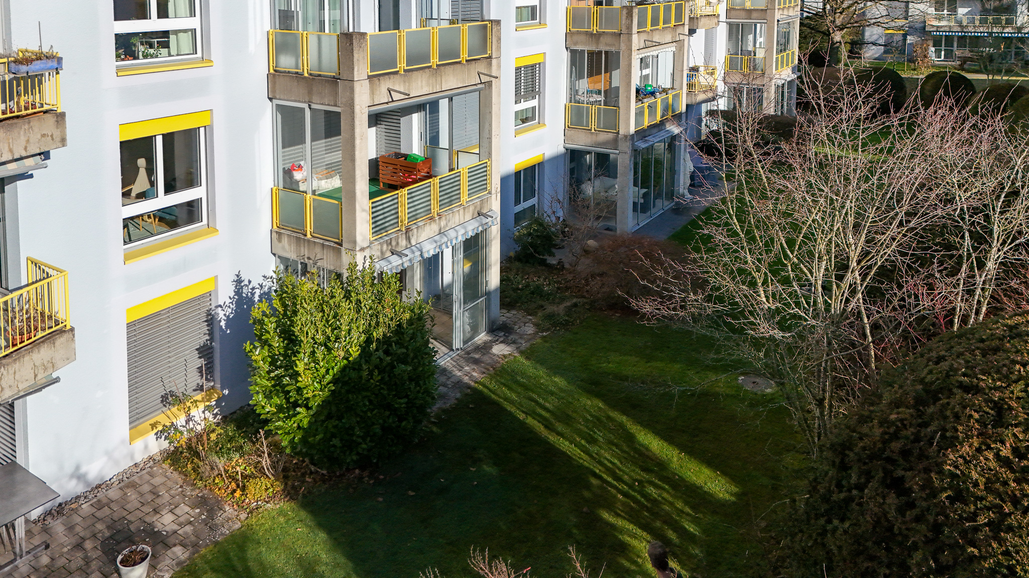Mehrfamilienhaus mit Balkonen und Grünanlage