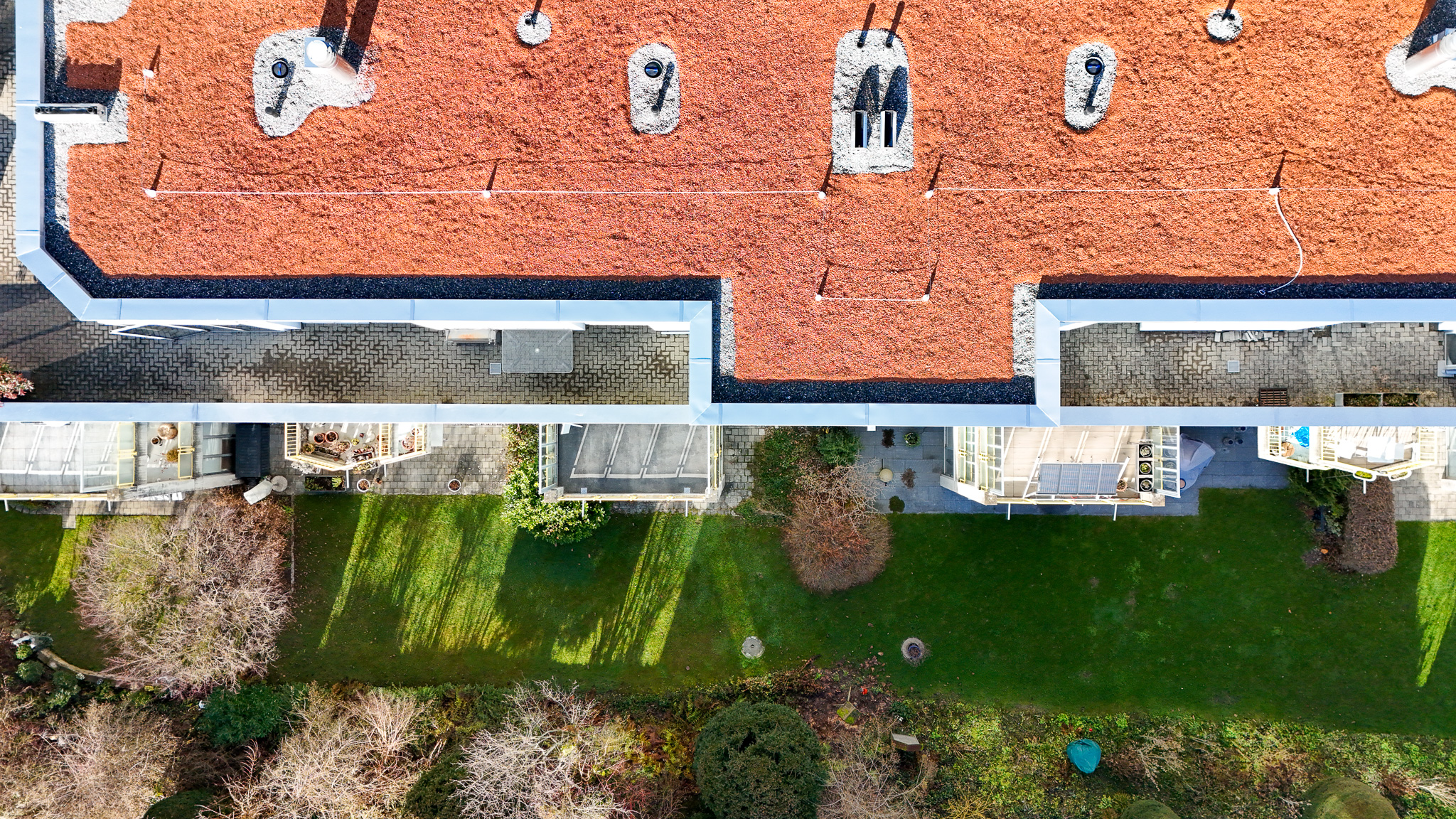 Luftaufnahme eines Gebäudedachs mit Garten