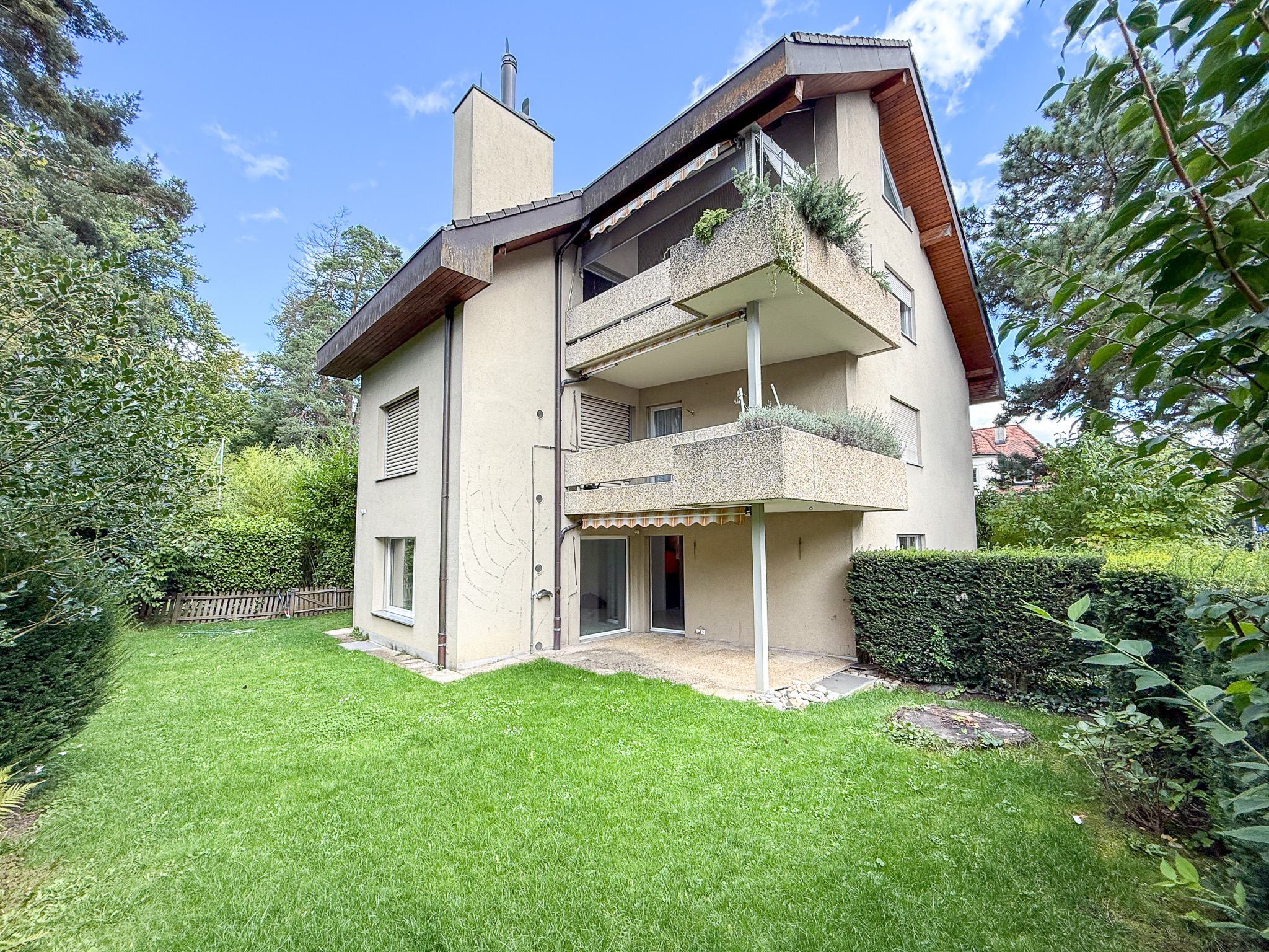 Mehrfamilienhaus mit Balkon und Garten