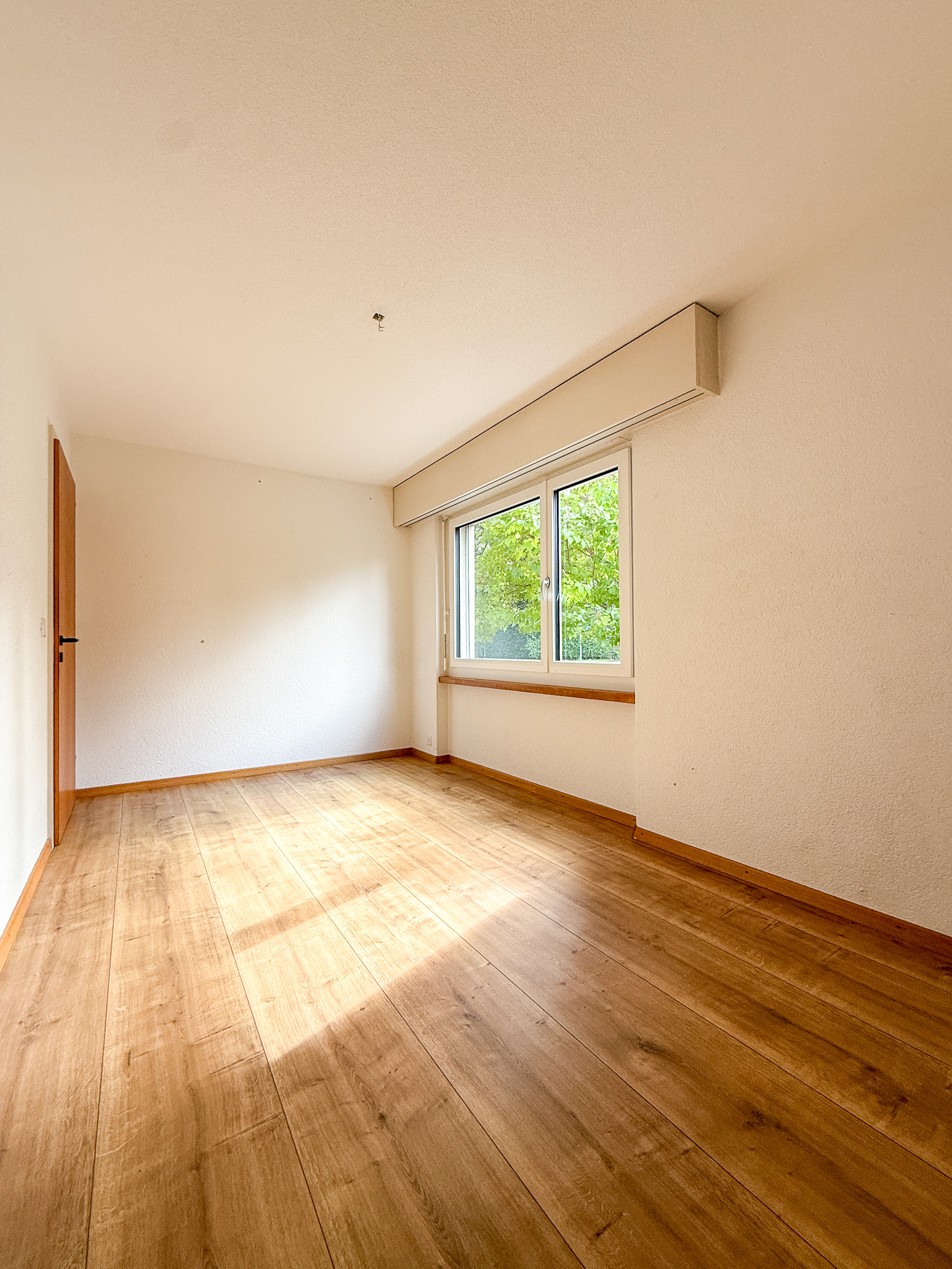 Leeres Zimmer mit Fenster