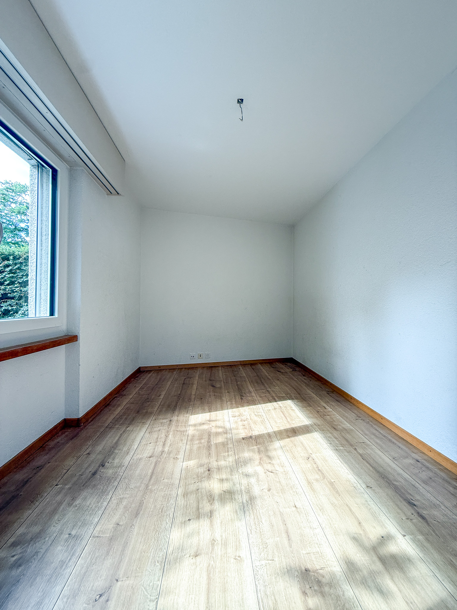 Leerer Dachraum mit Tageslicht
