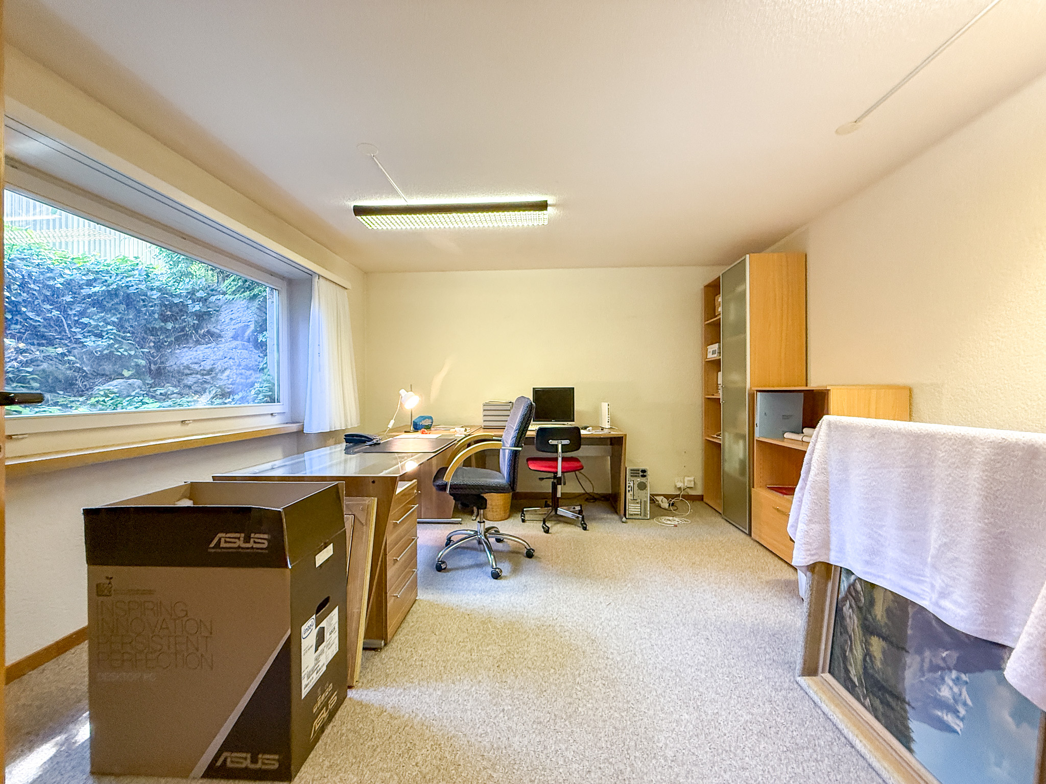 Helles Arbeitszimmer mit großem Fenster