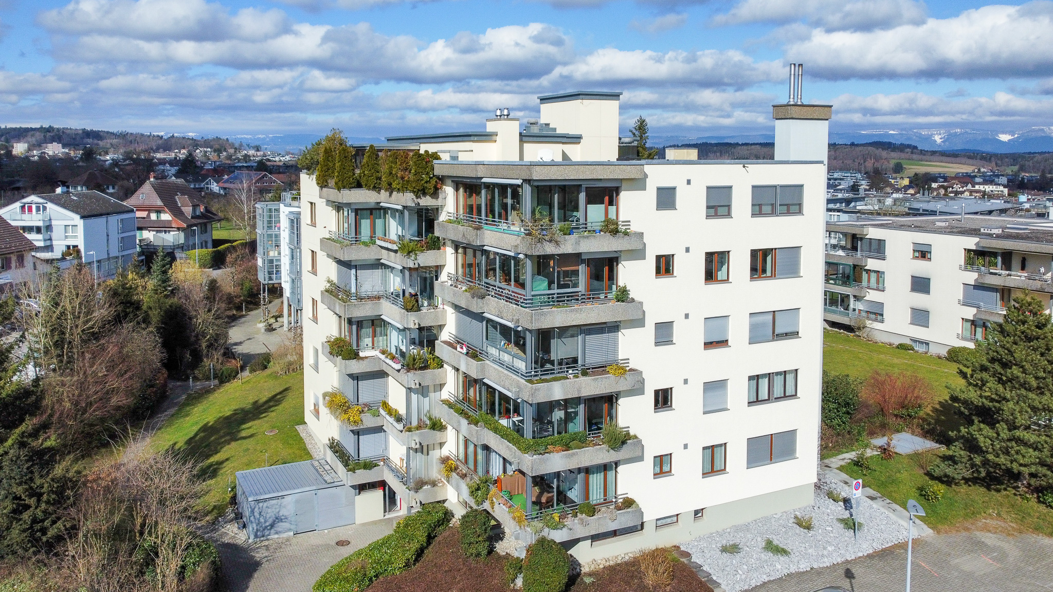 Wohnhaus mit Dachterrassen und Alpenblick