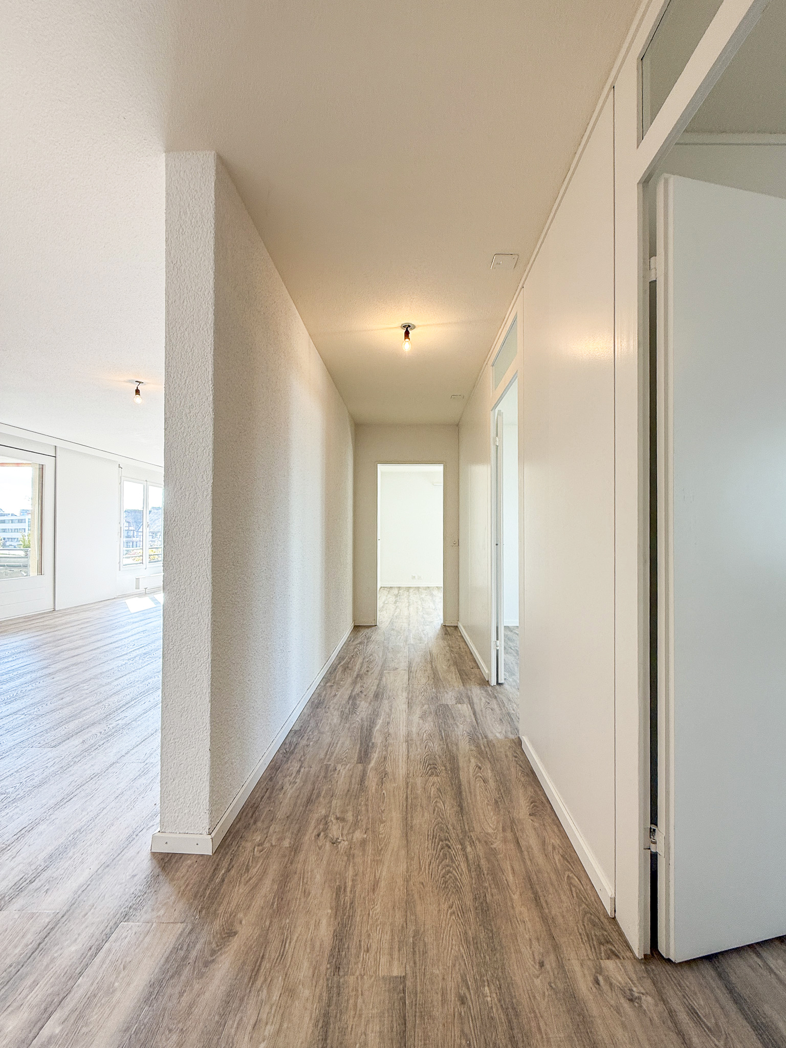 Heller Flur mit Holzoptikboden
