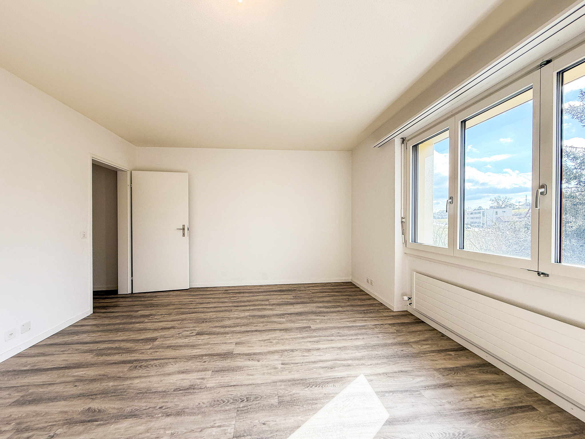 Helles leeres Zimmer mit großem Fenster