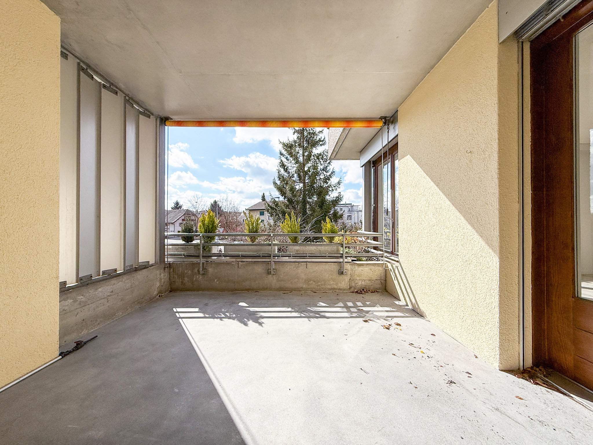 Überdachte Terrasse mit Blick ins Grüne