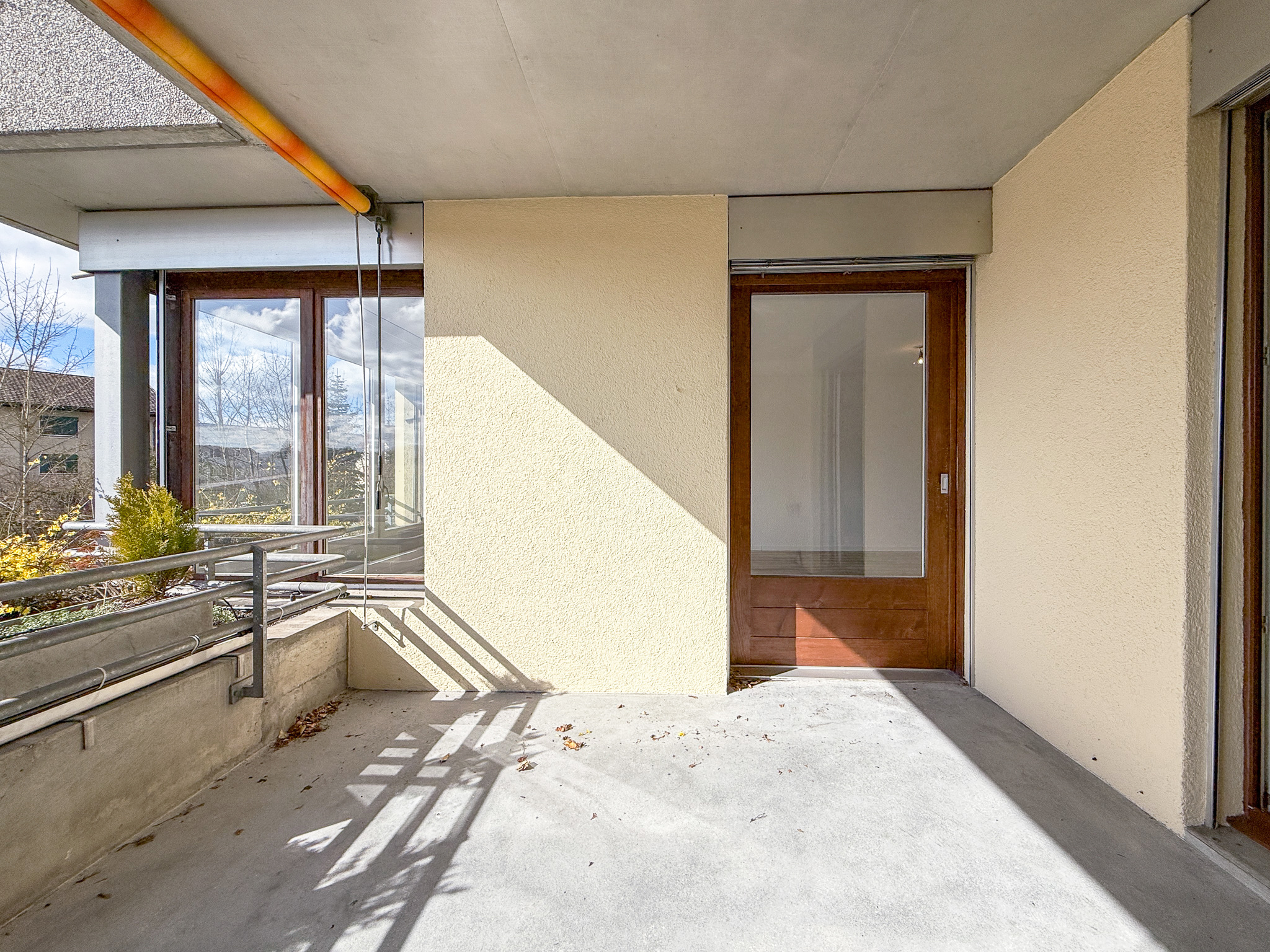 Überdachter Balkon mit Holzverglasung