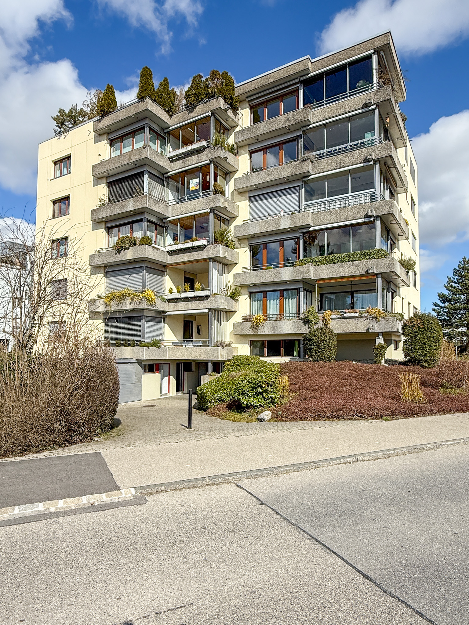 Modernes Mehrfamilienhaus mit großzügigen Balkonen