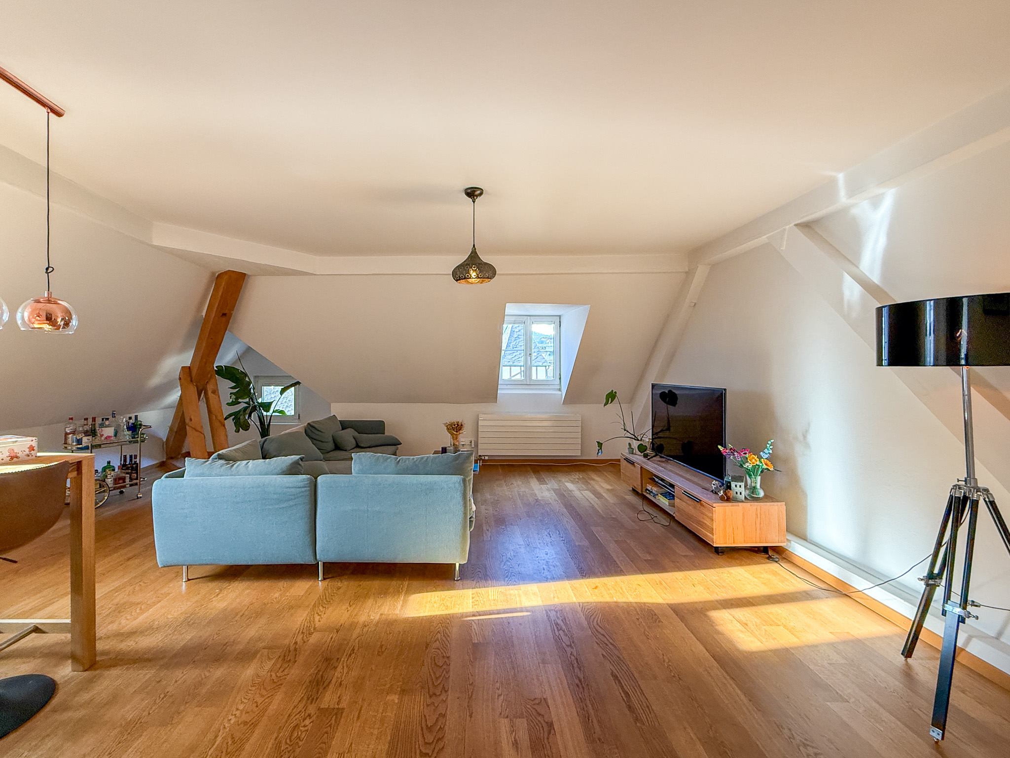 Dachgeschoss-Wohnzimmer mit Schrägen