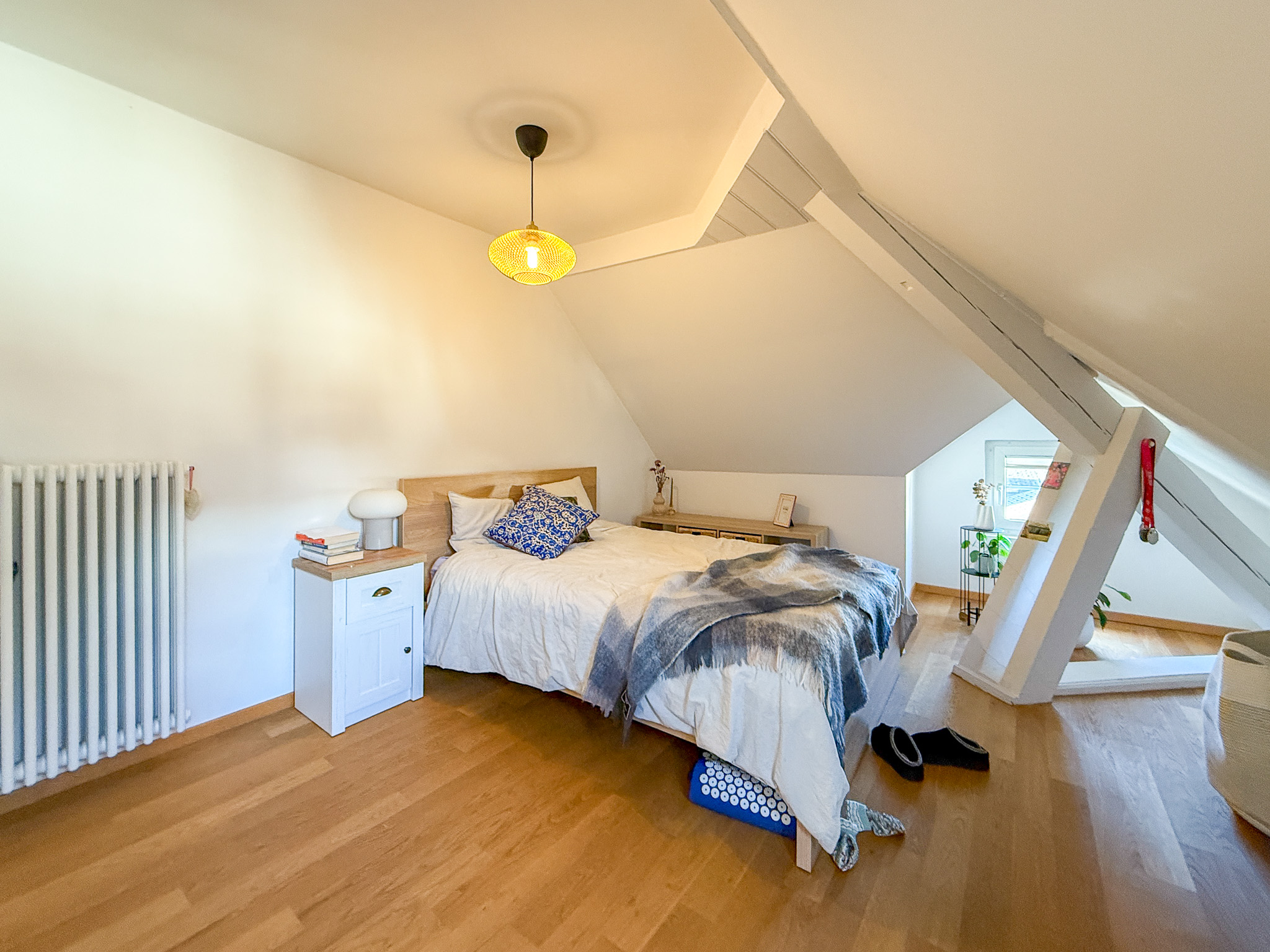 Dachgeschoss-Schlafzimmer mit Holzfußboden