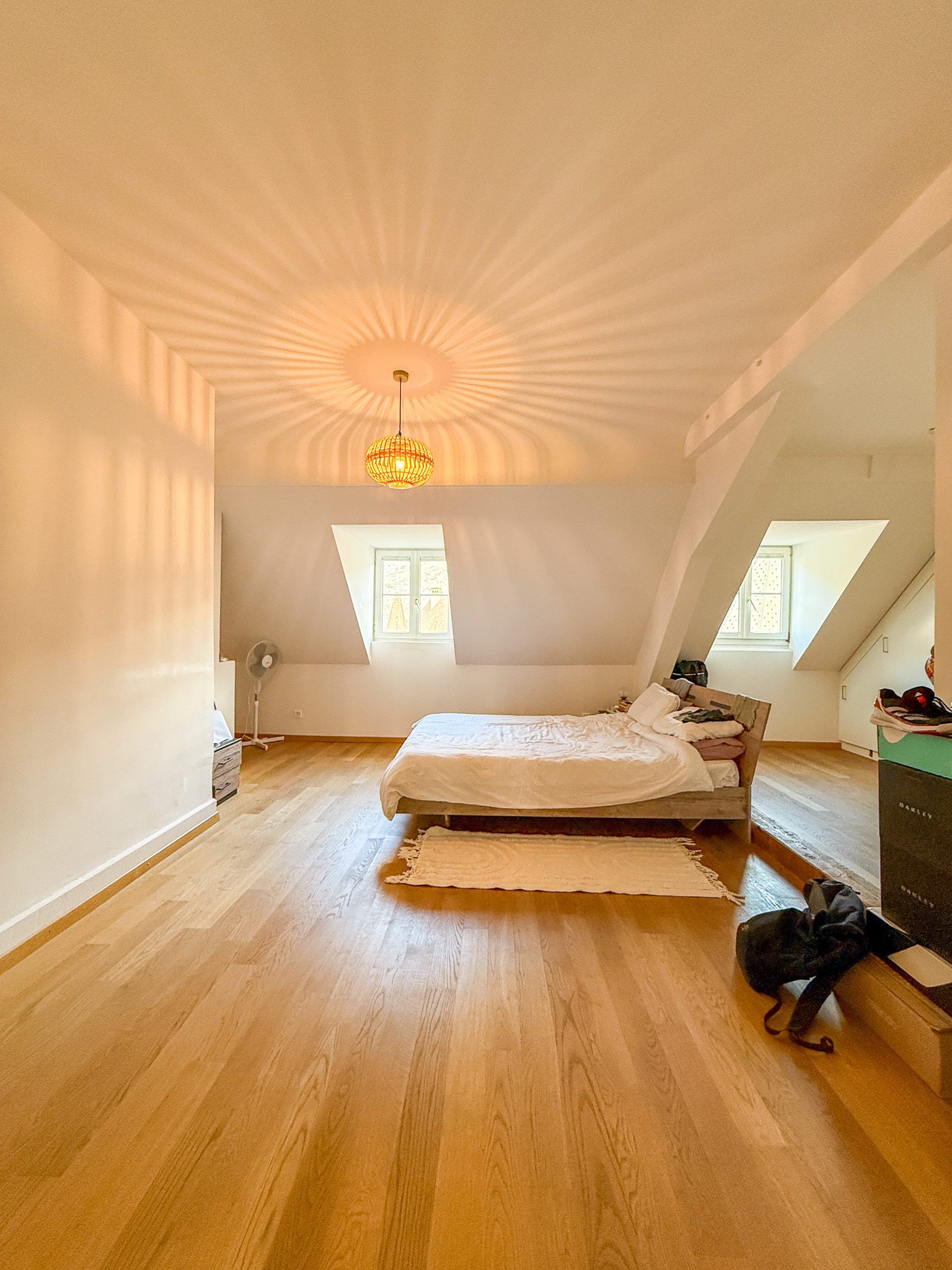 Helles Dachgeschoss-Schlafzimmer