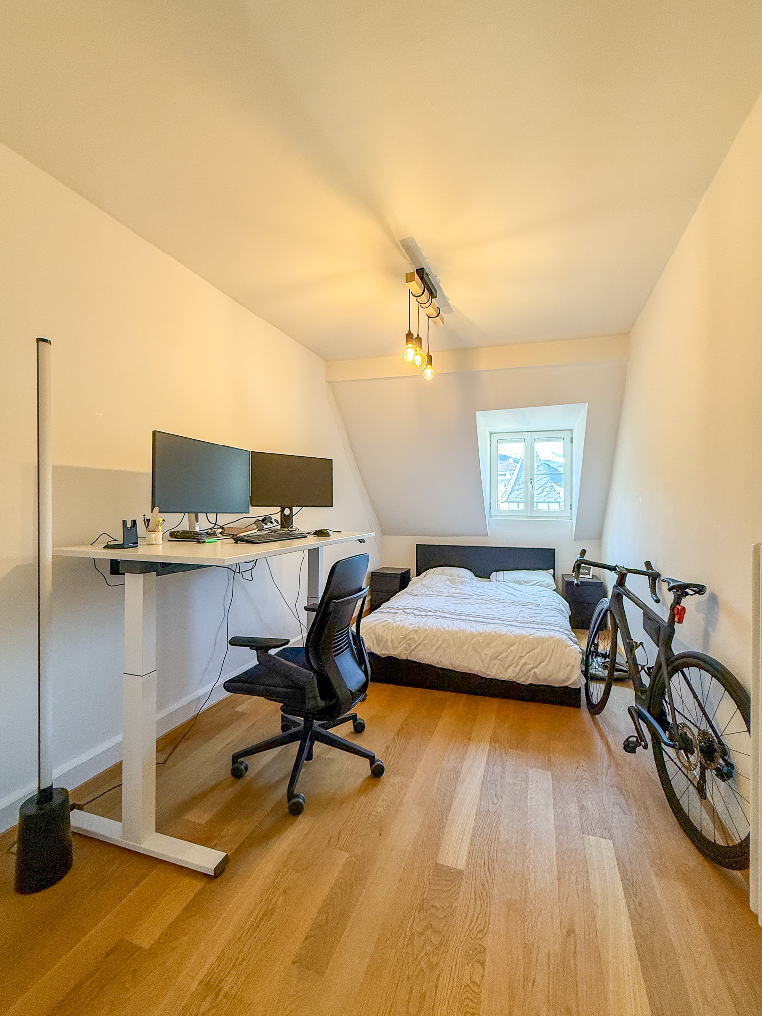 Dachgeschoss-Schlafzimmer mit Arbeitsbereich
