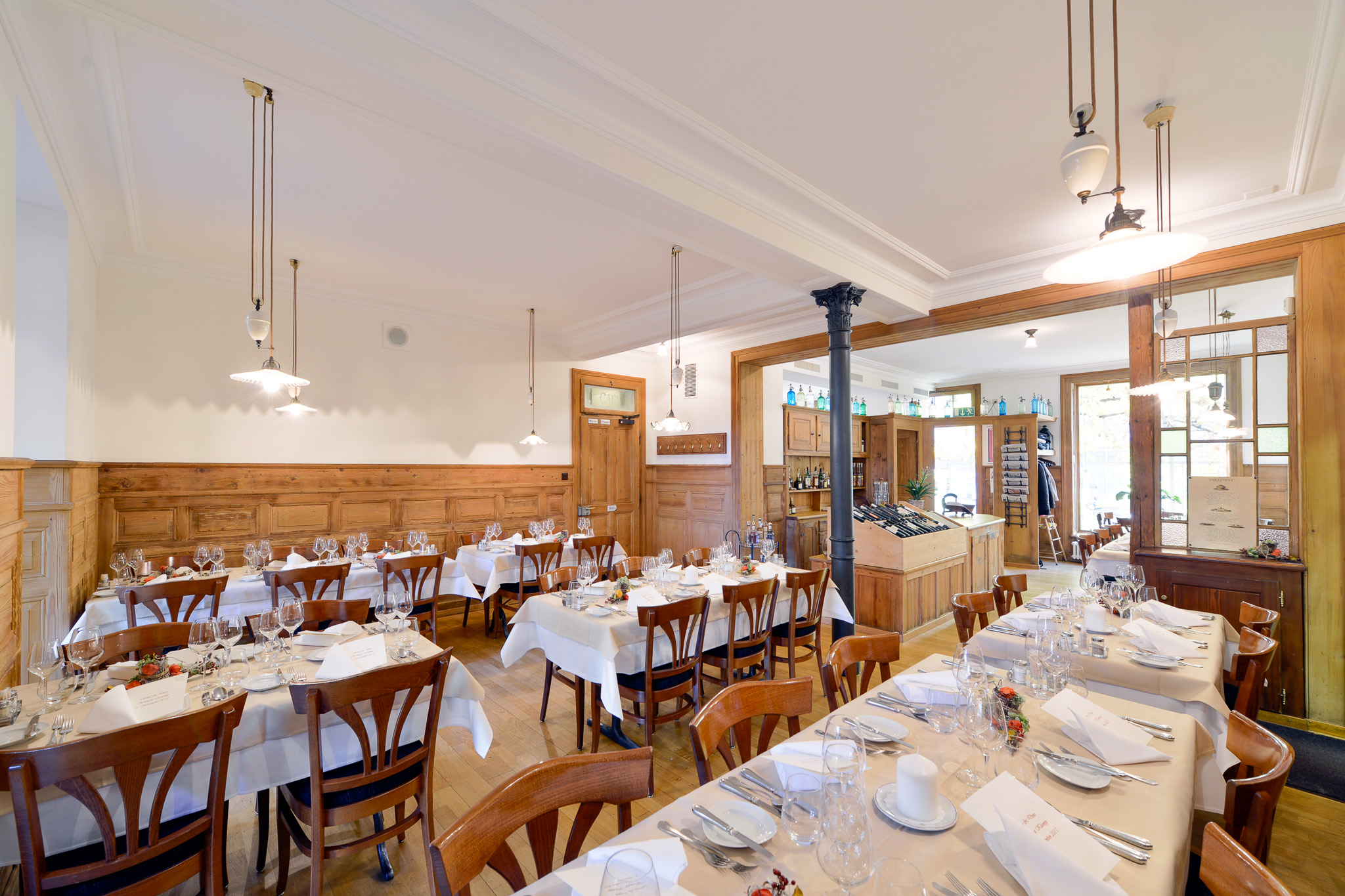Eleganter Speisesaal in historischer Gastronomie