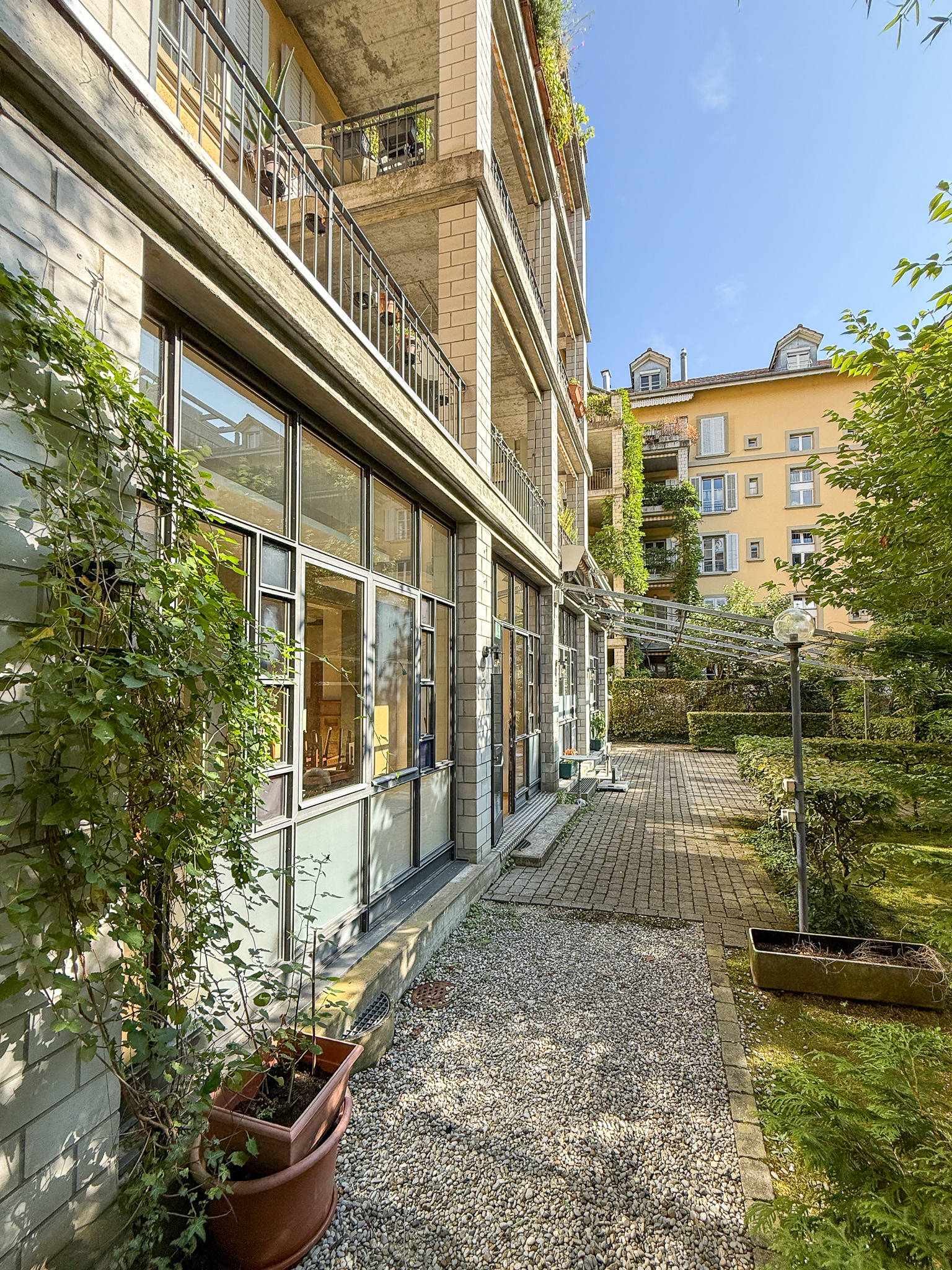 Innenhof mit Balkonfassade und Gartenweg