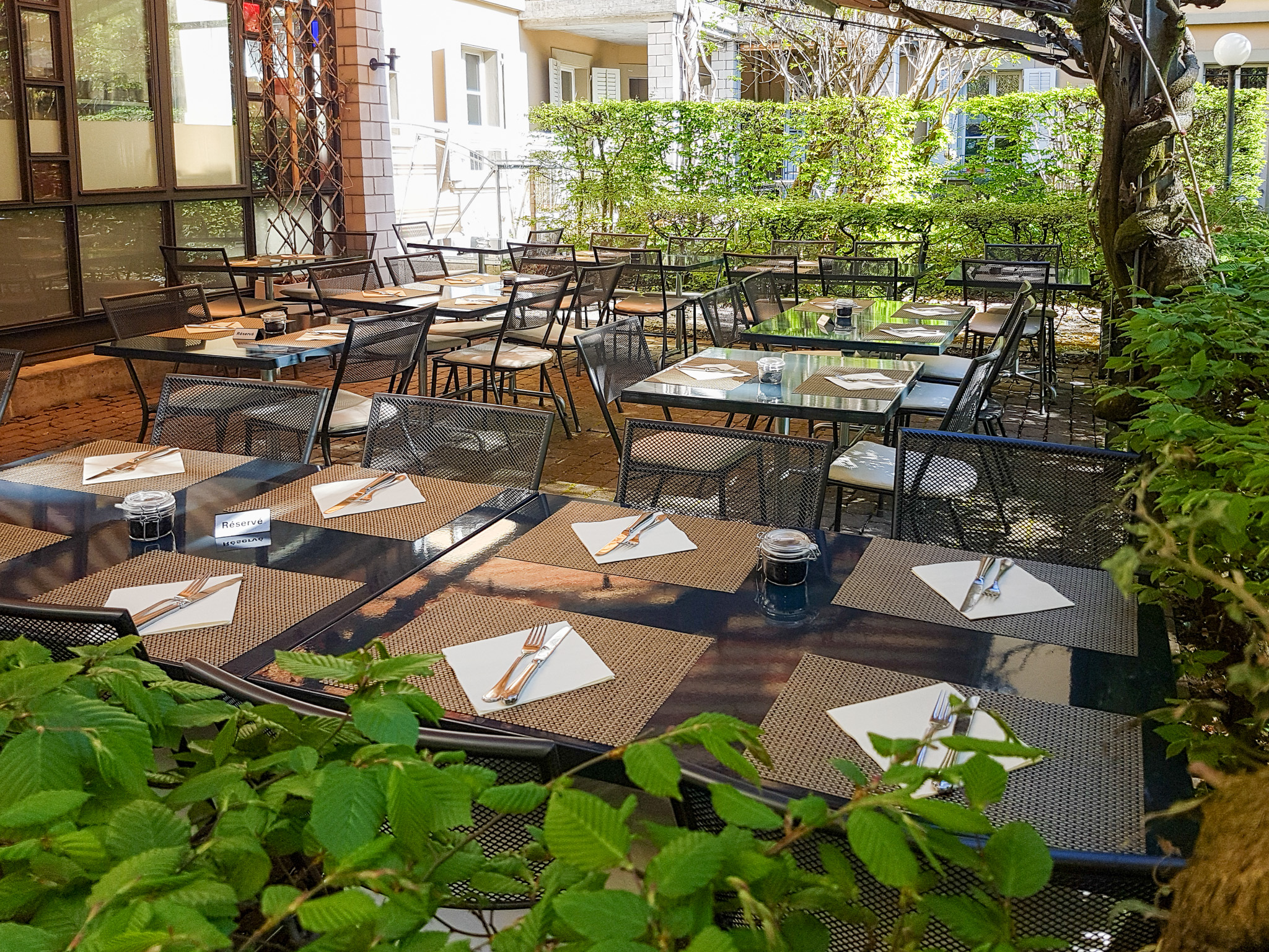 Außenbereich eines Restaurants mit bestuhlter Terrasse