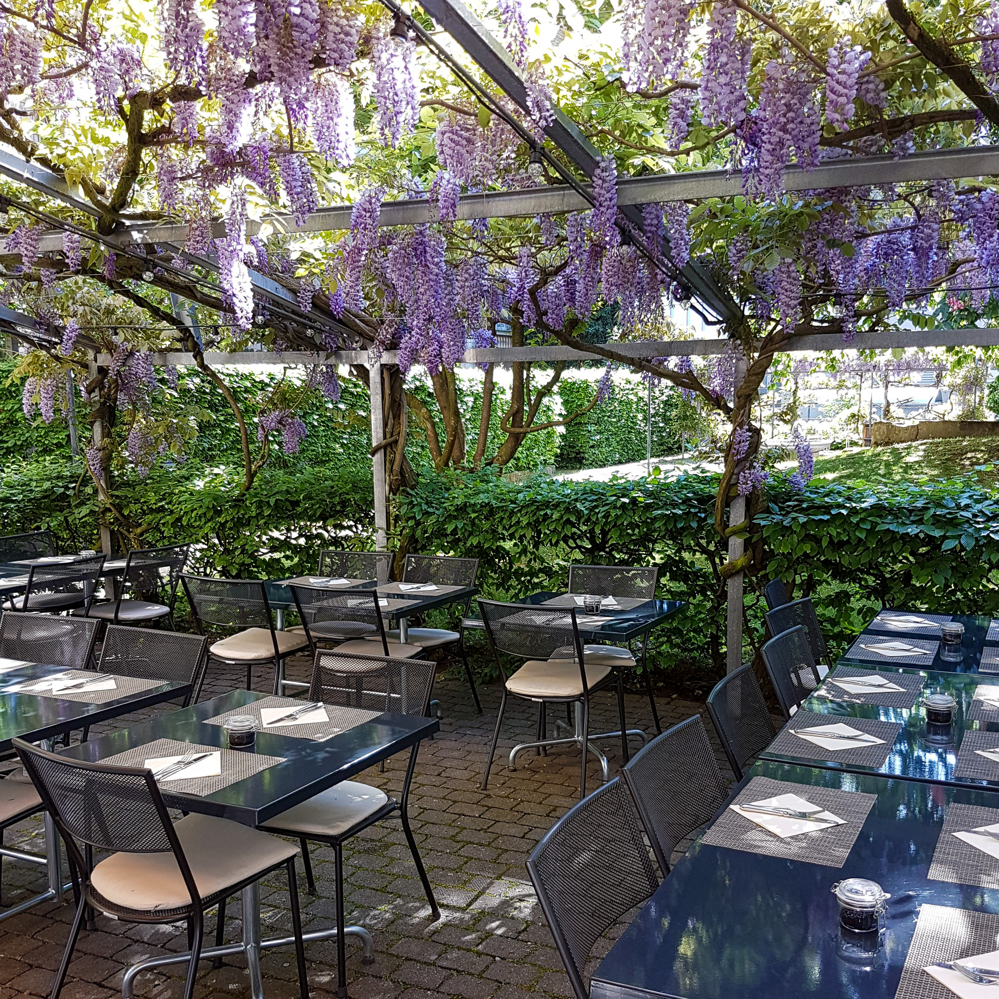 Überdachte Gartenterrasse mit Sitzbereich