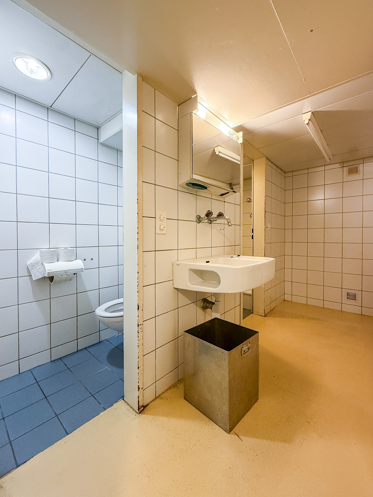 Kompaktes Badezimmer mit WC und Waschtisch