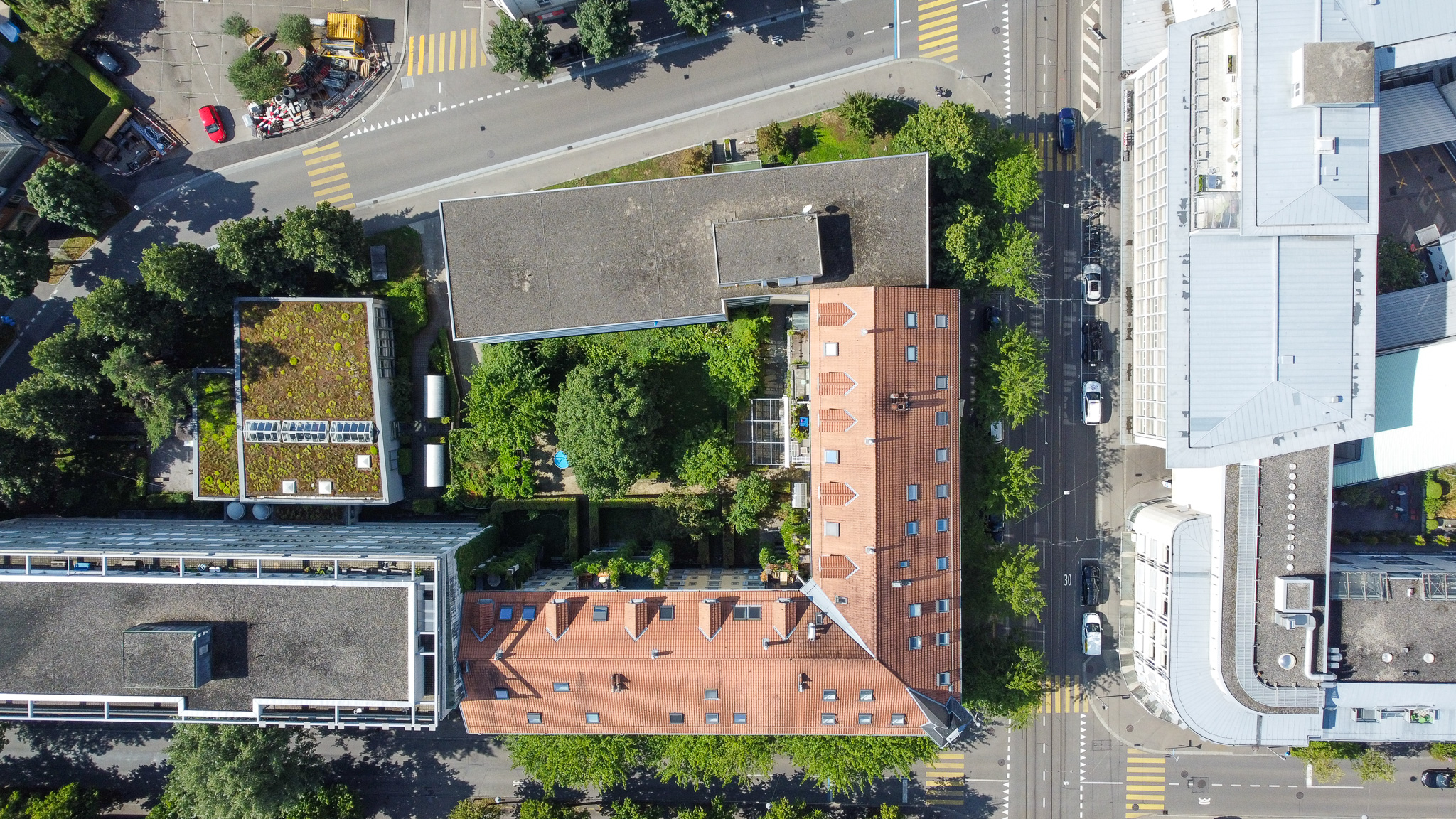 Drohnenaufnahme eines städtischen Wohn- und Gewerbeblocks