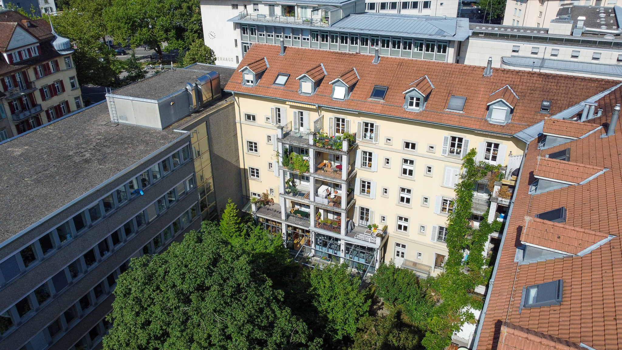 Innenhof mit historischen Wohngebäuden