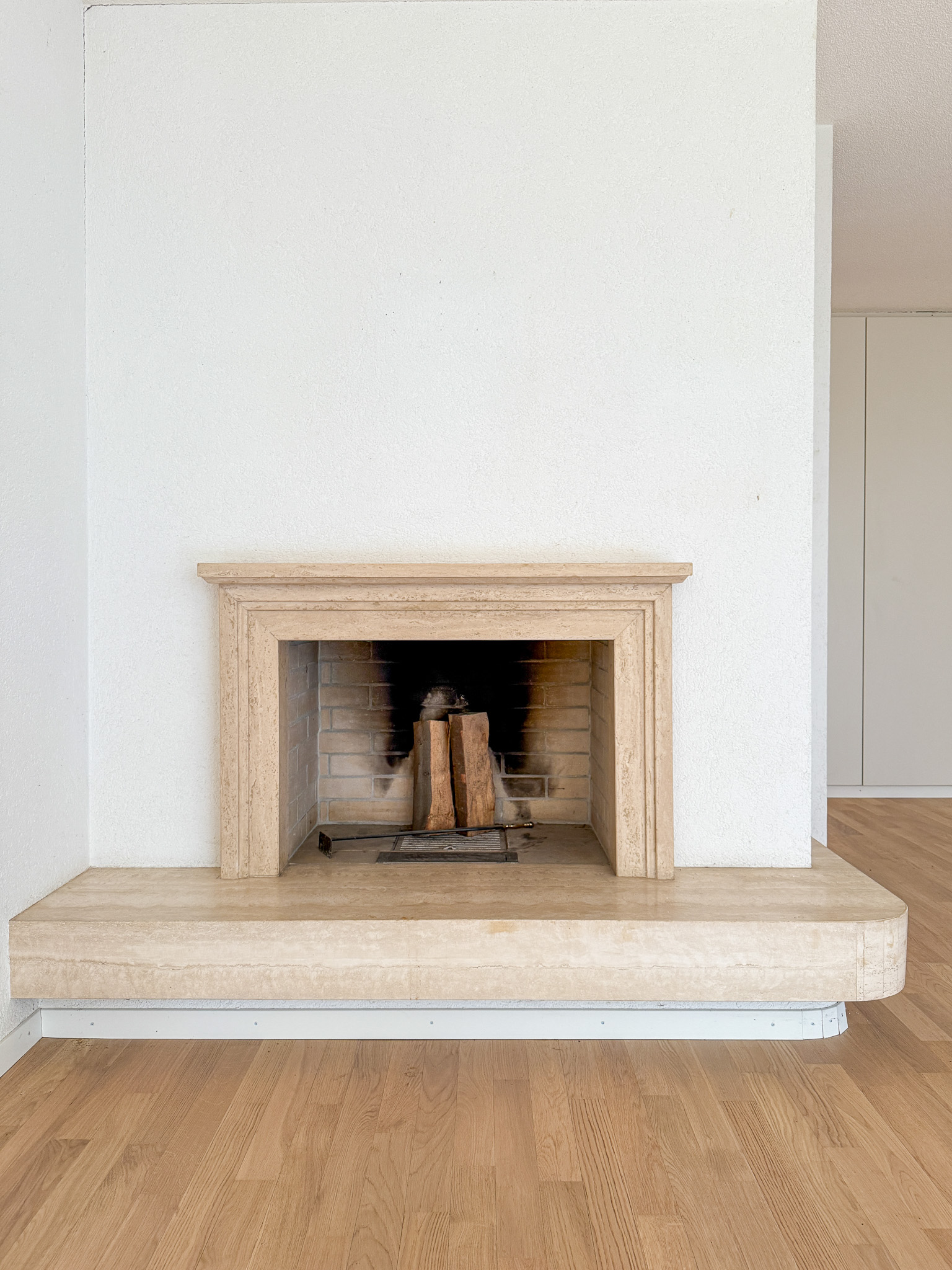 Wohnzimmer mit Kamin
