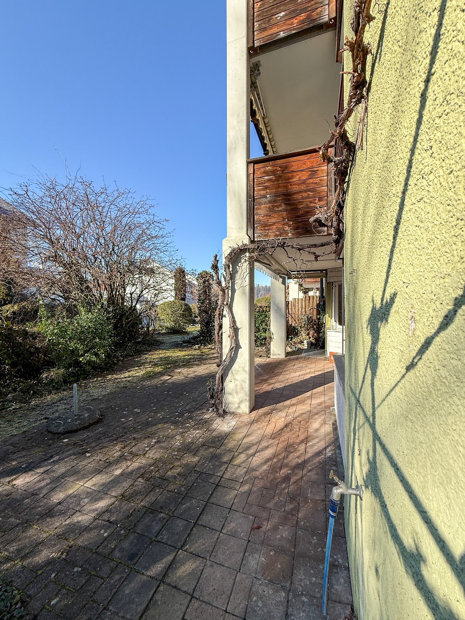 Außenansicht einer Wohnanlage mit Balkon und Terrasse