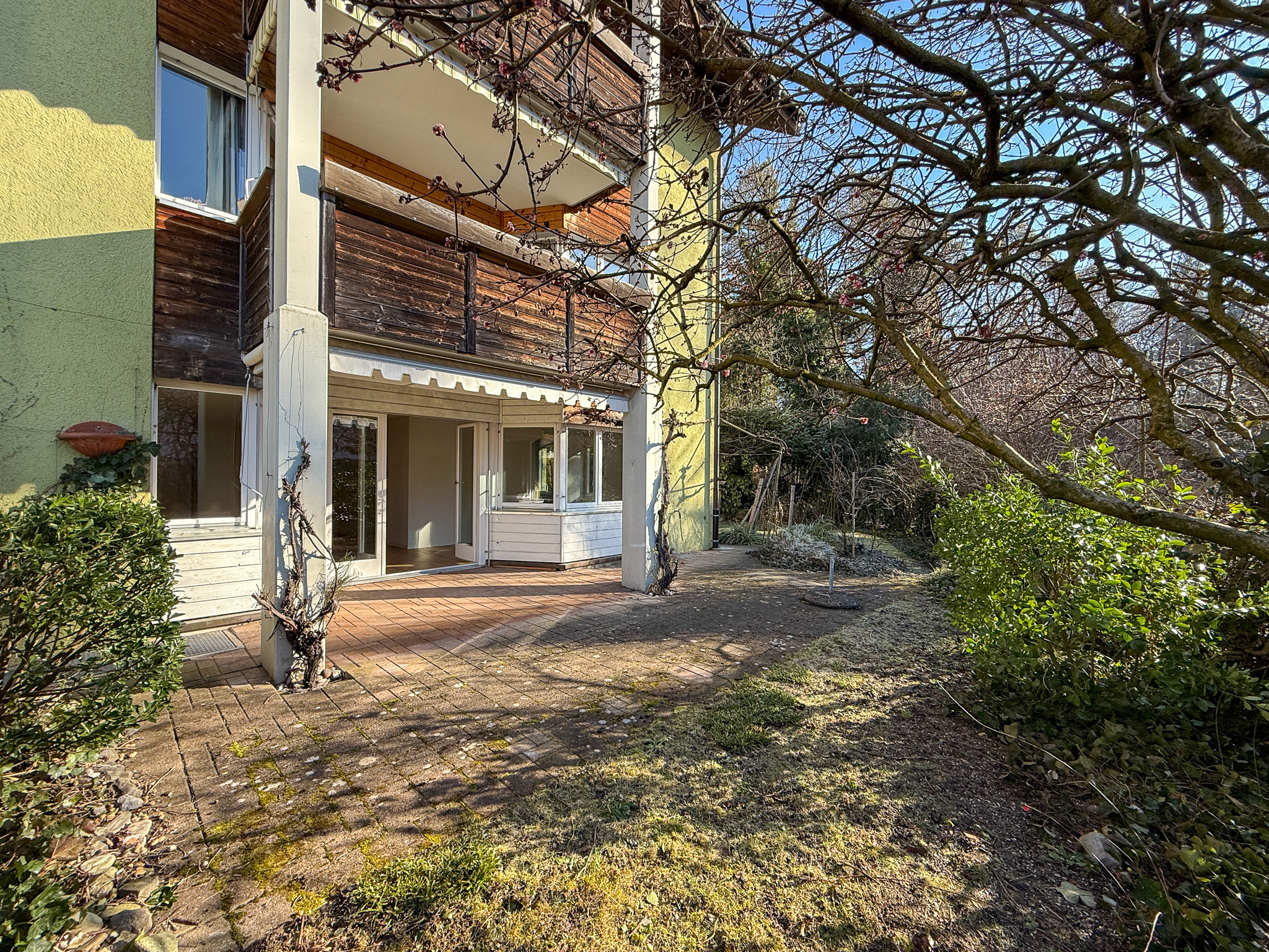Wohngebäude mit Garten und Terrasse