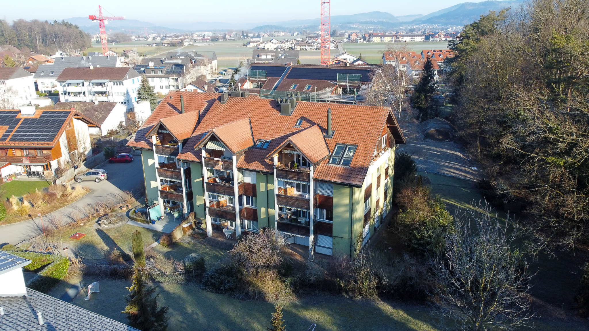 Luftaufnahme eines Wohnhauses mit Alpenblick