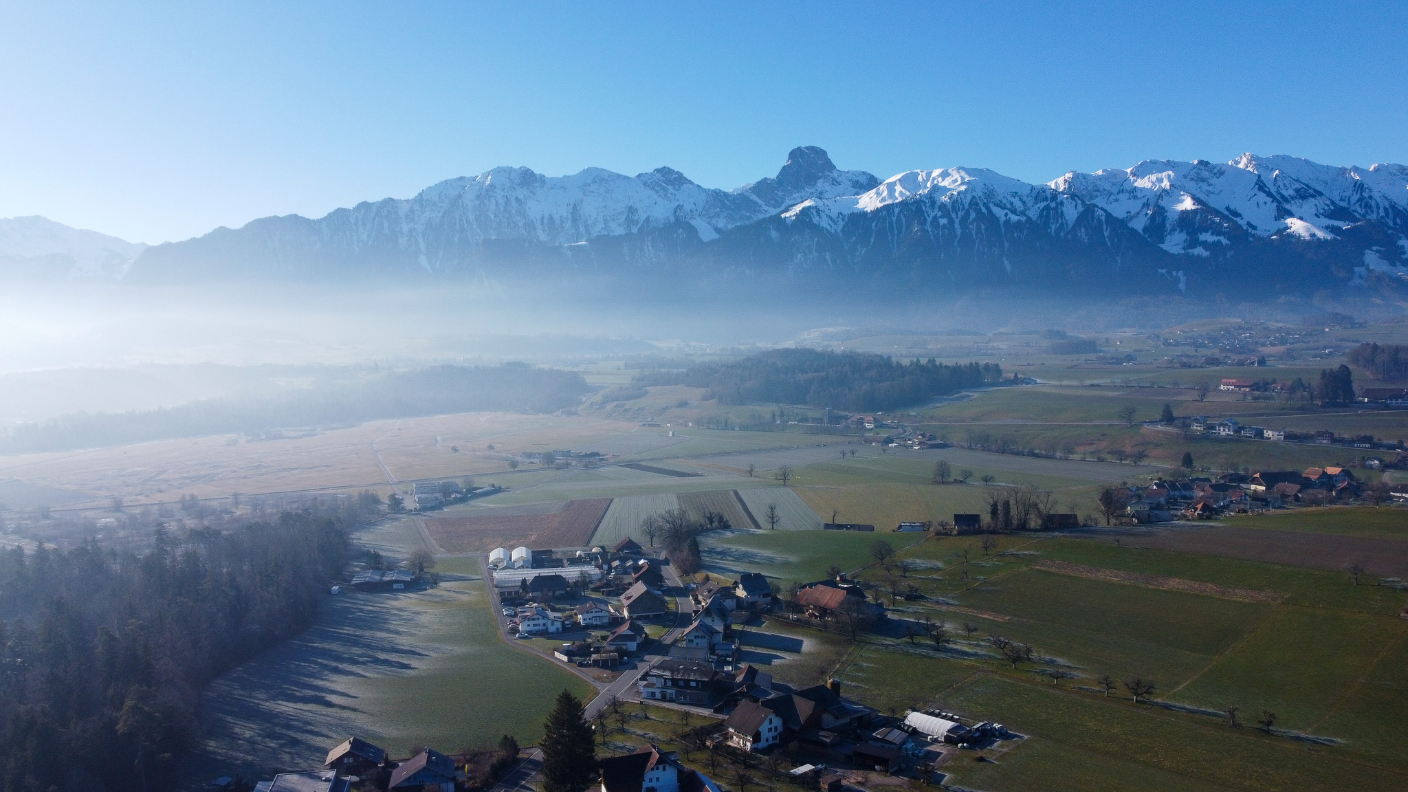 Alpenpanorama über ländlicher Siedlung