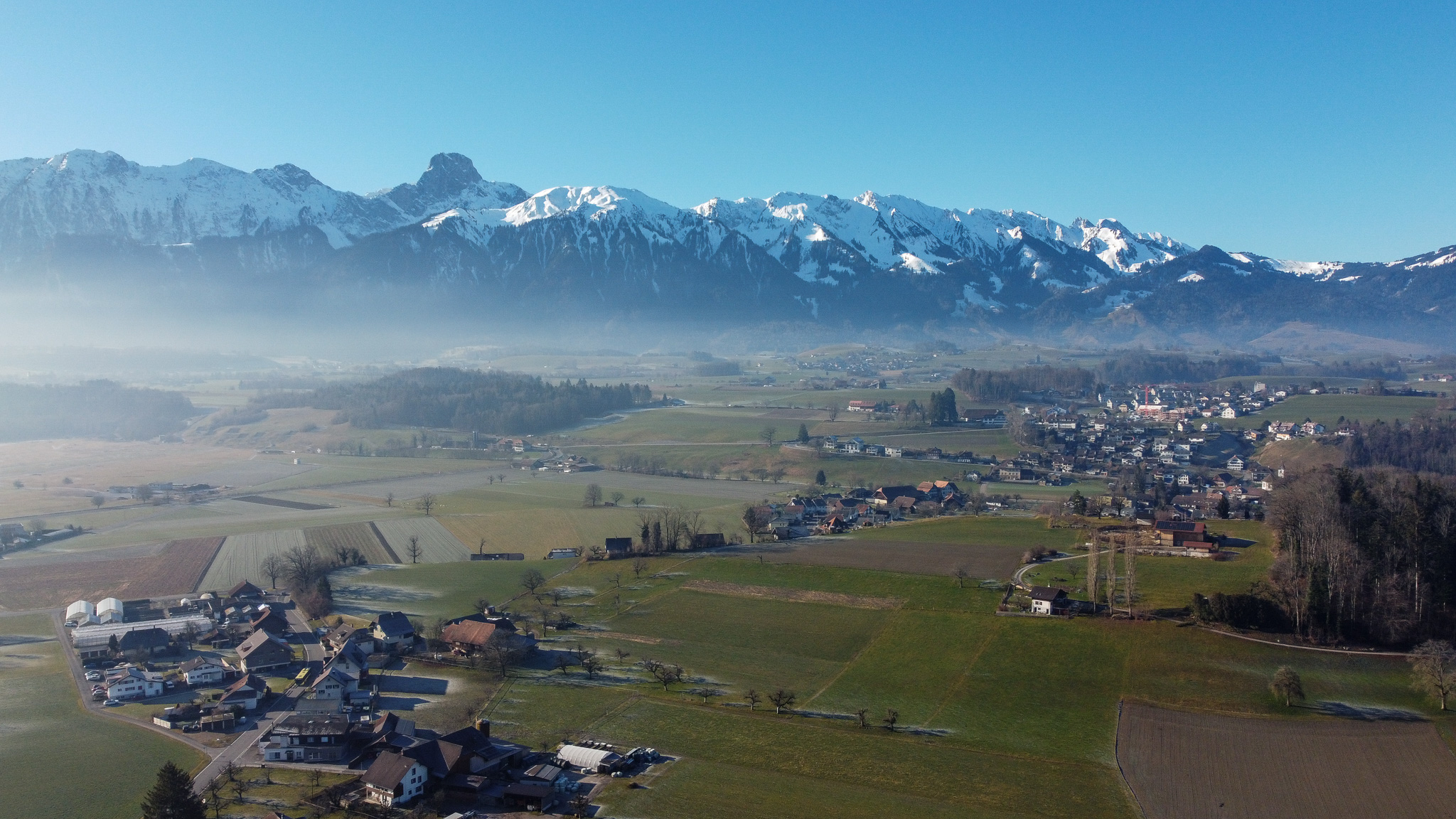 Alpenpanorama über ländliche Siedlung