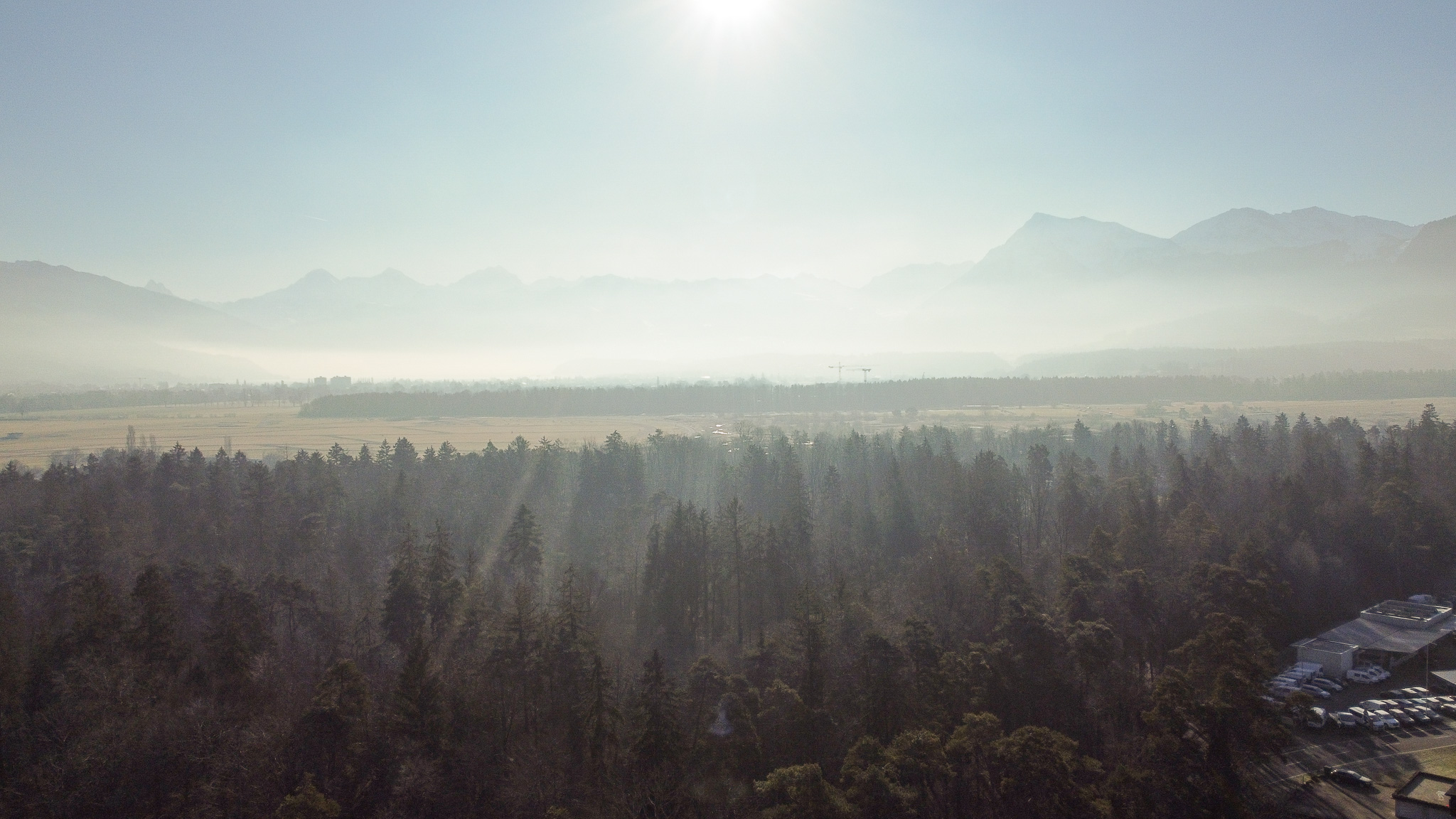 Berg- und Talblick über Wald und Ebene