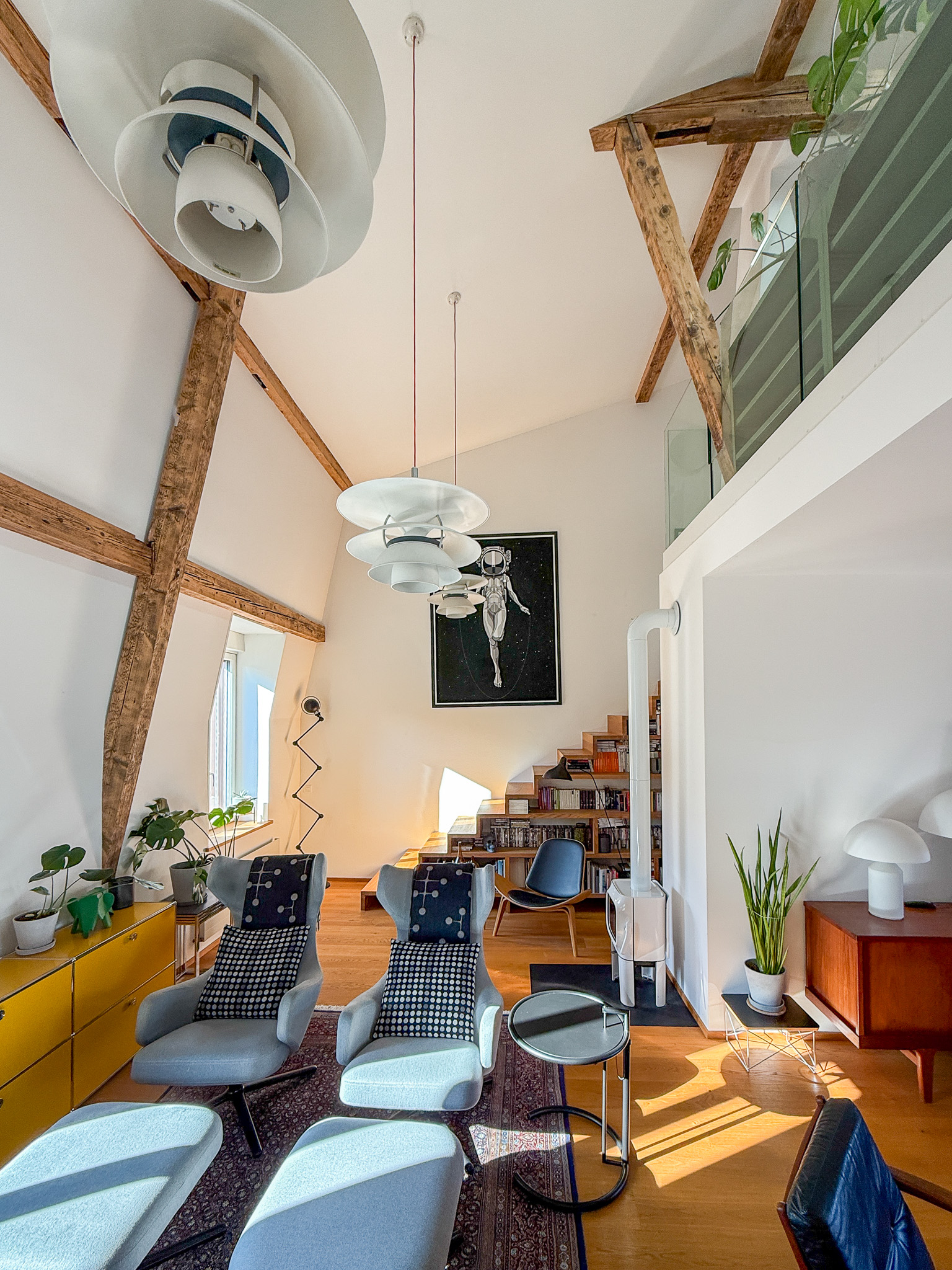 Luftiges Wohnzimmer mit Galerie und Sichtbalken