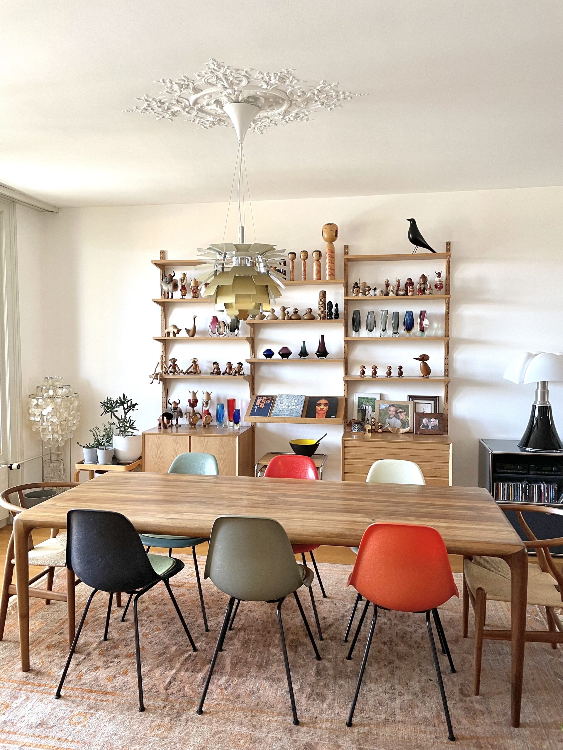 Esszimmer mit designorientierter Einrichtung
