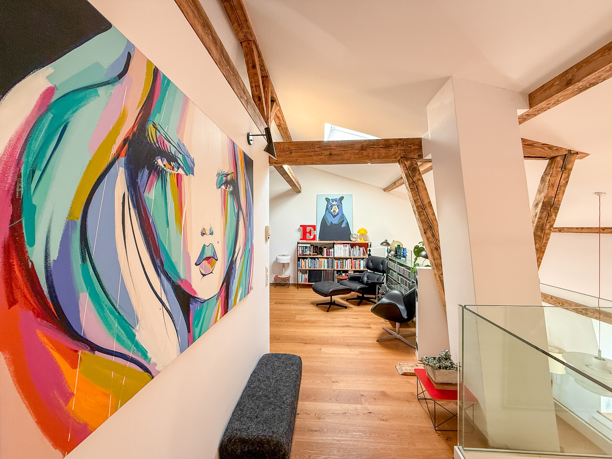 Offener Galerieflur mit Kunst und Wohnbereich
