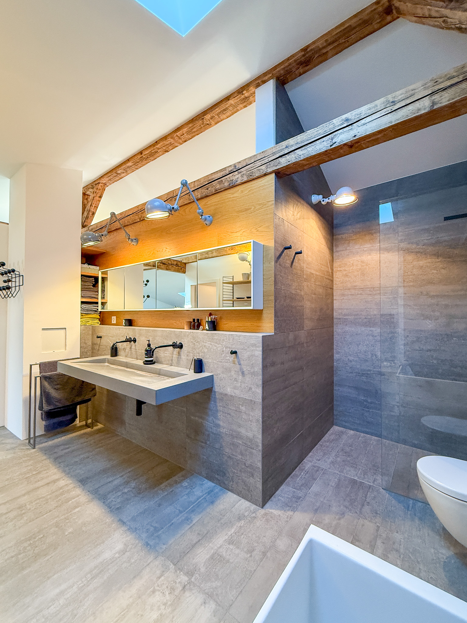 Modernes Badezimmer mit Holzbalken und Walk-in-Dusche