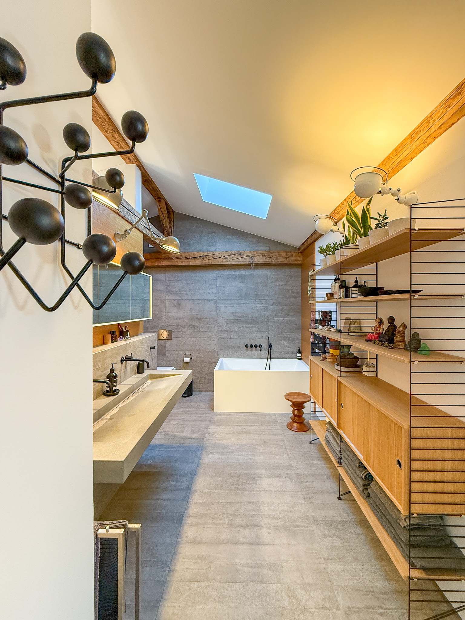 Modernes Bad mit Dachschräge und Holzdetails