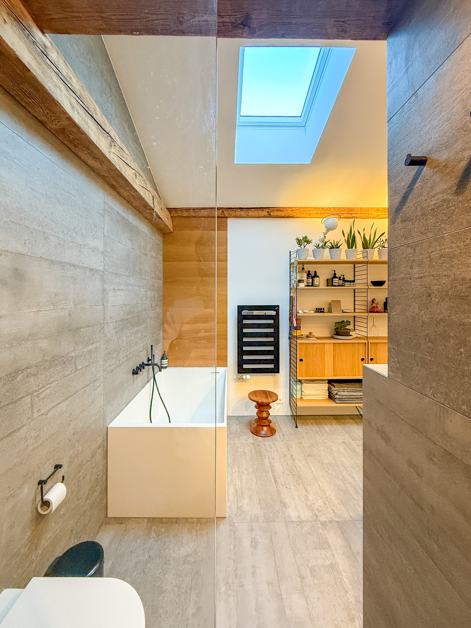 Modernes Badezimmer mit Dachfenster und Badewanne