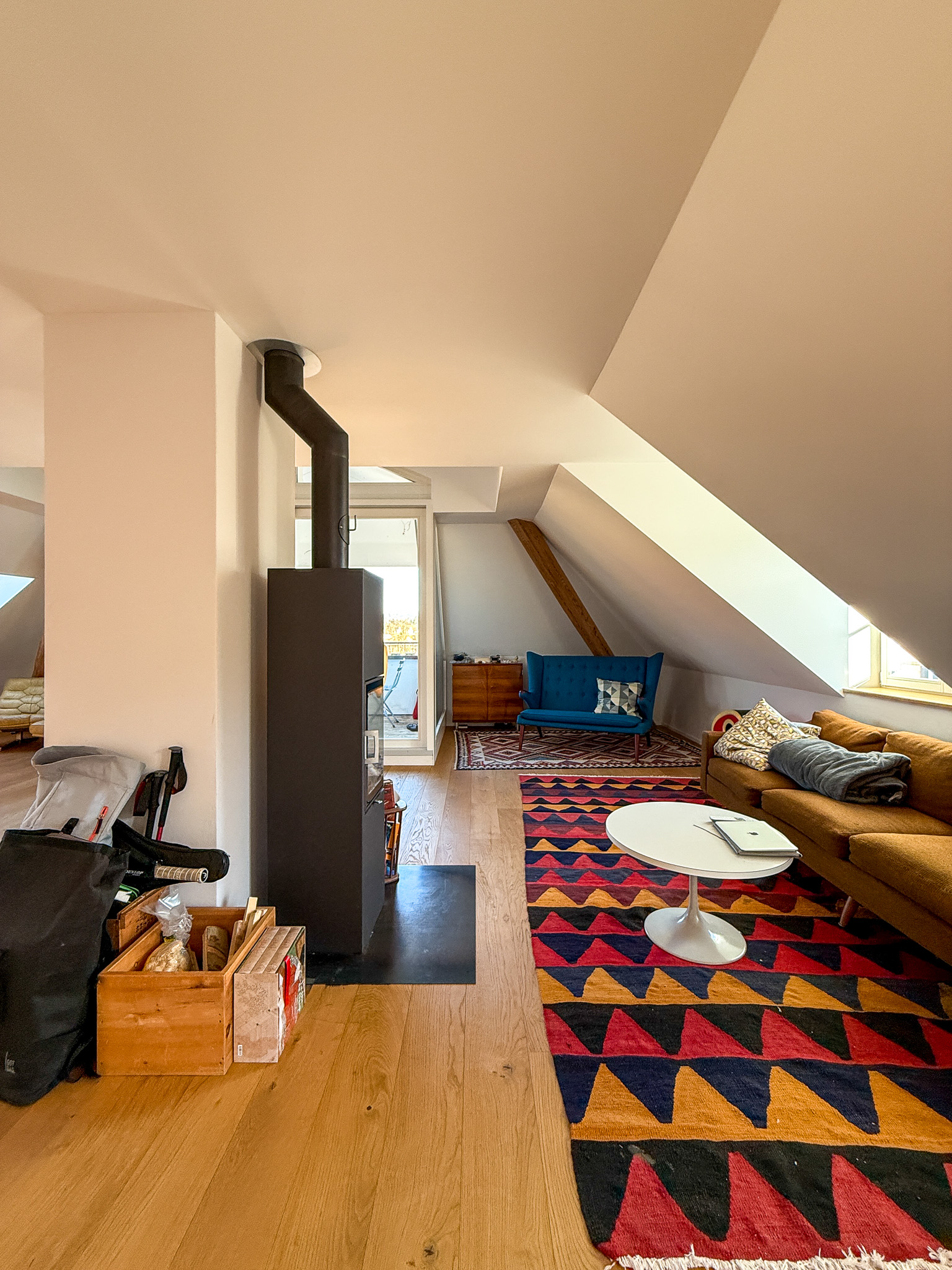 Dachgeschoss-Wohnzimmer mit Kaminofen
