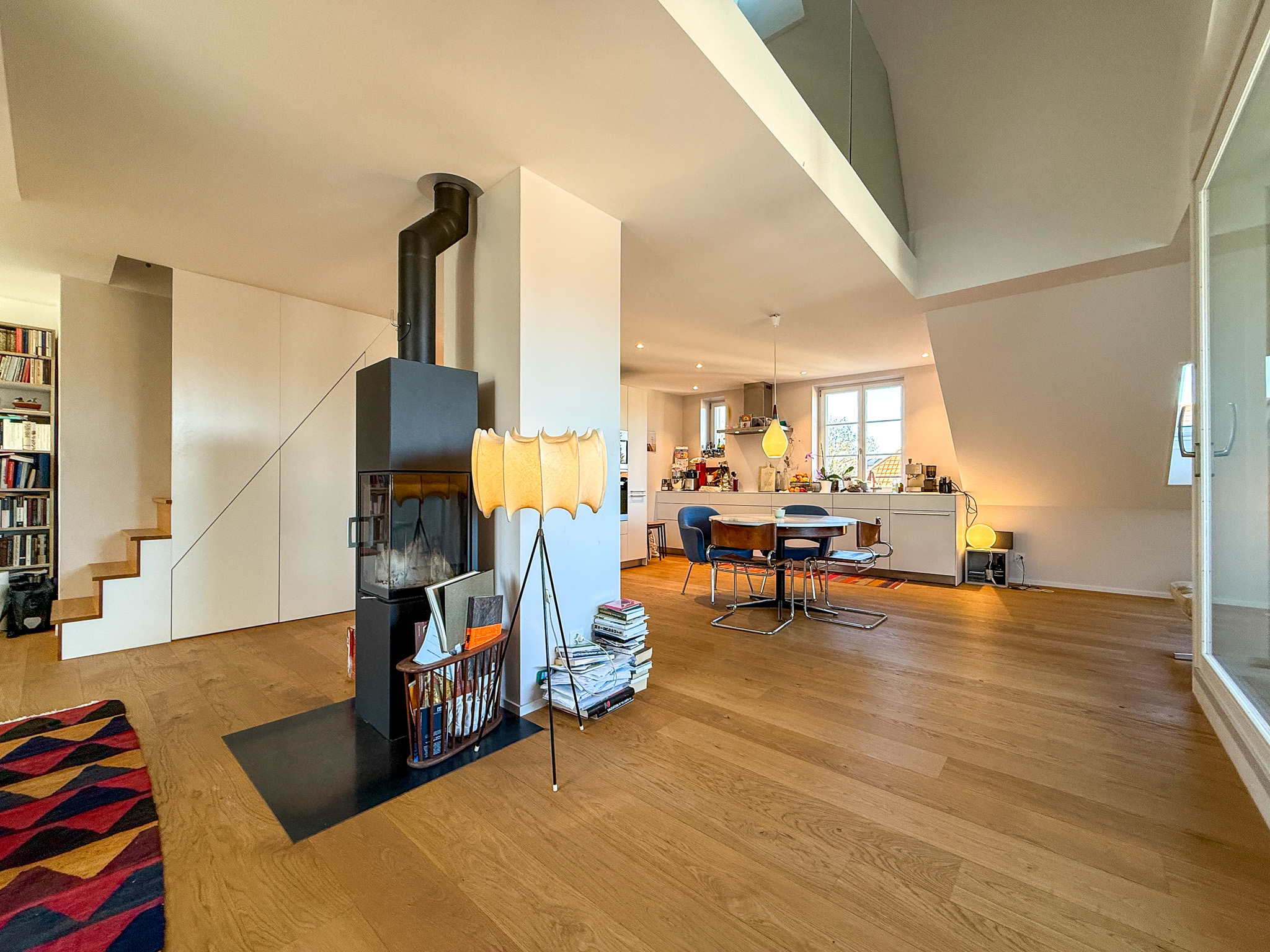 Offener Wohnbereich mit Kamin und Küche