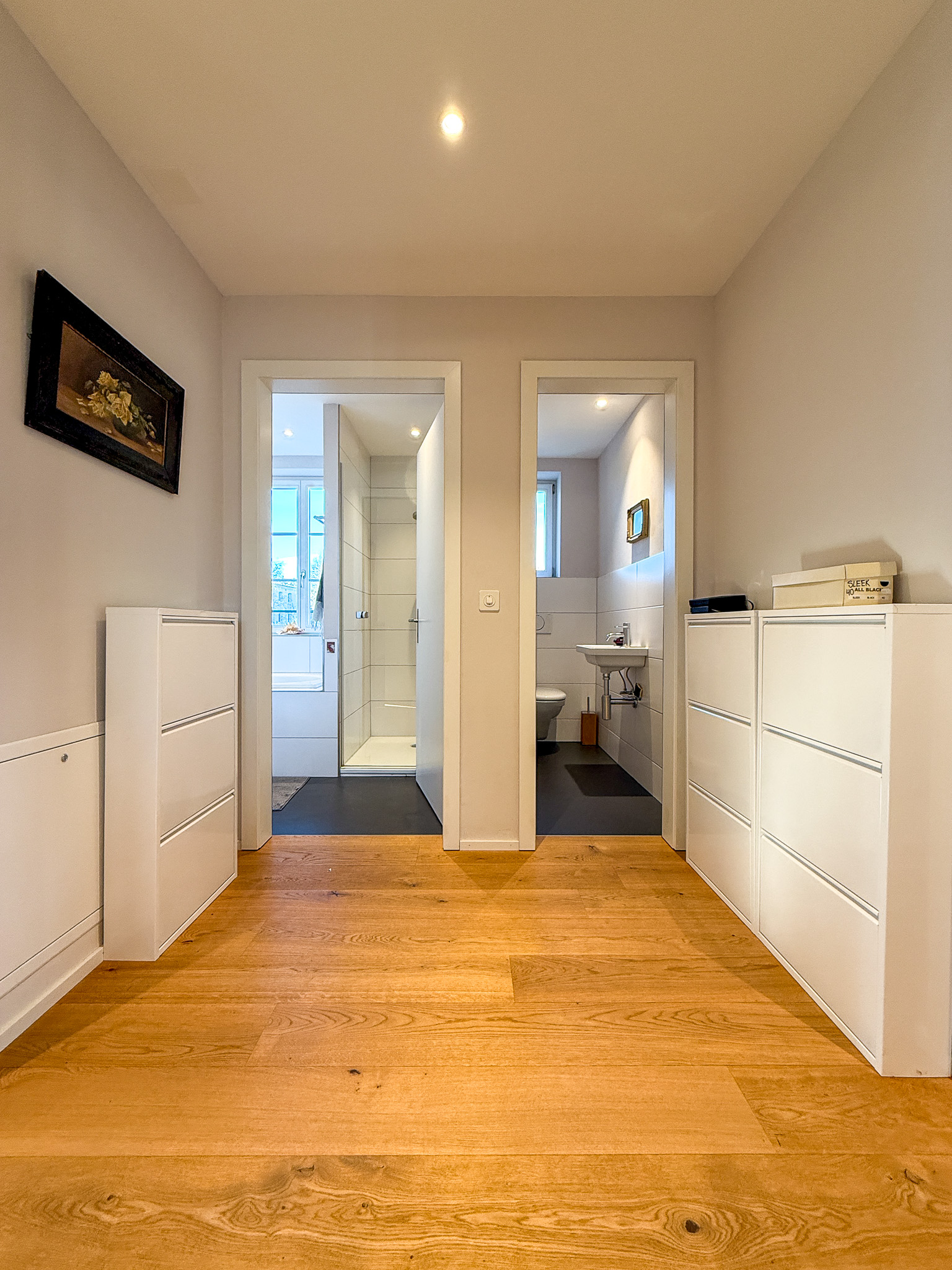Flur mit Blick in Bad und Gäste-WC