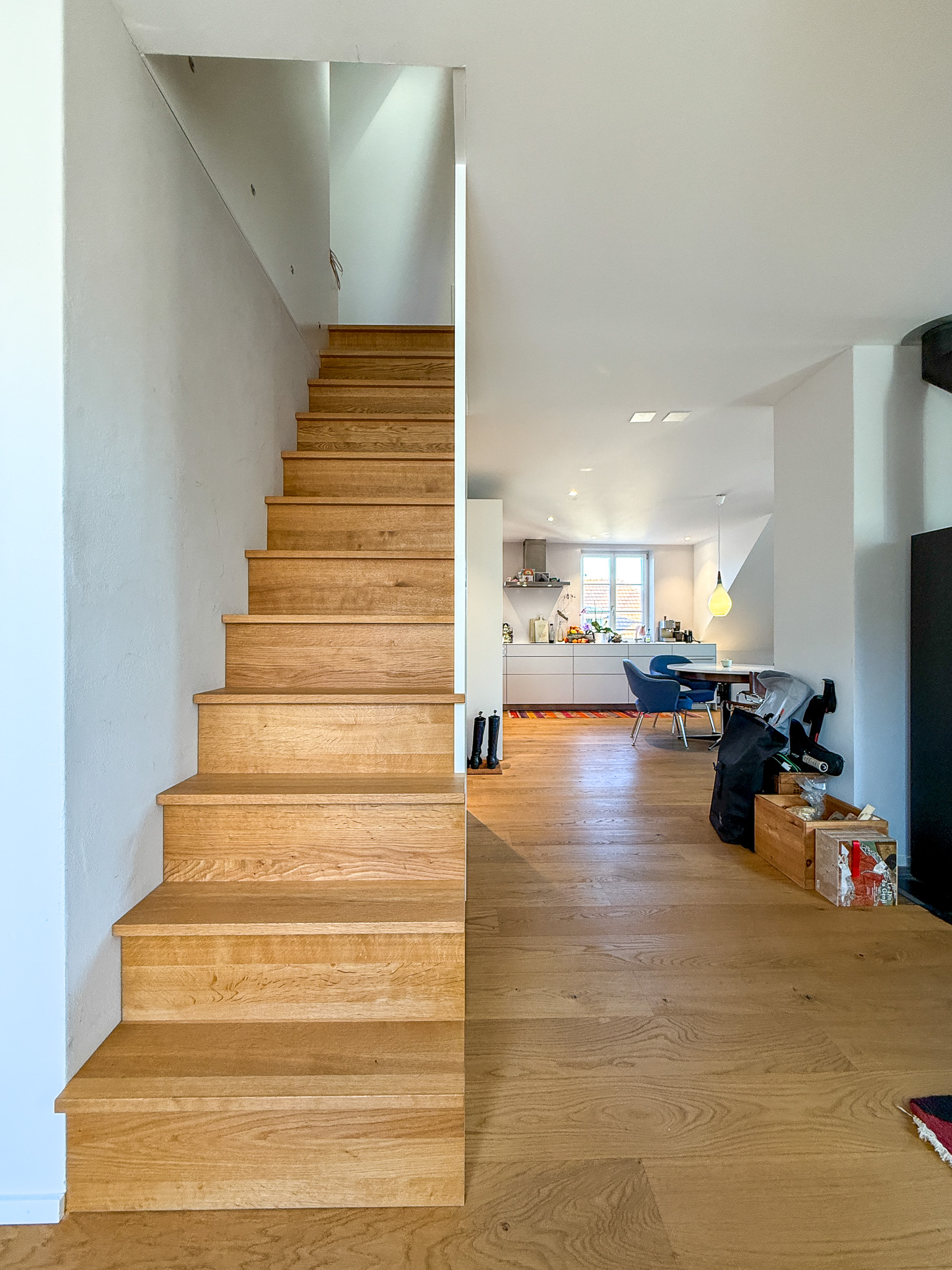 Innenansicht mit Treppe und offener Wohnküche