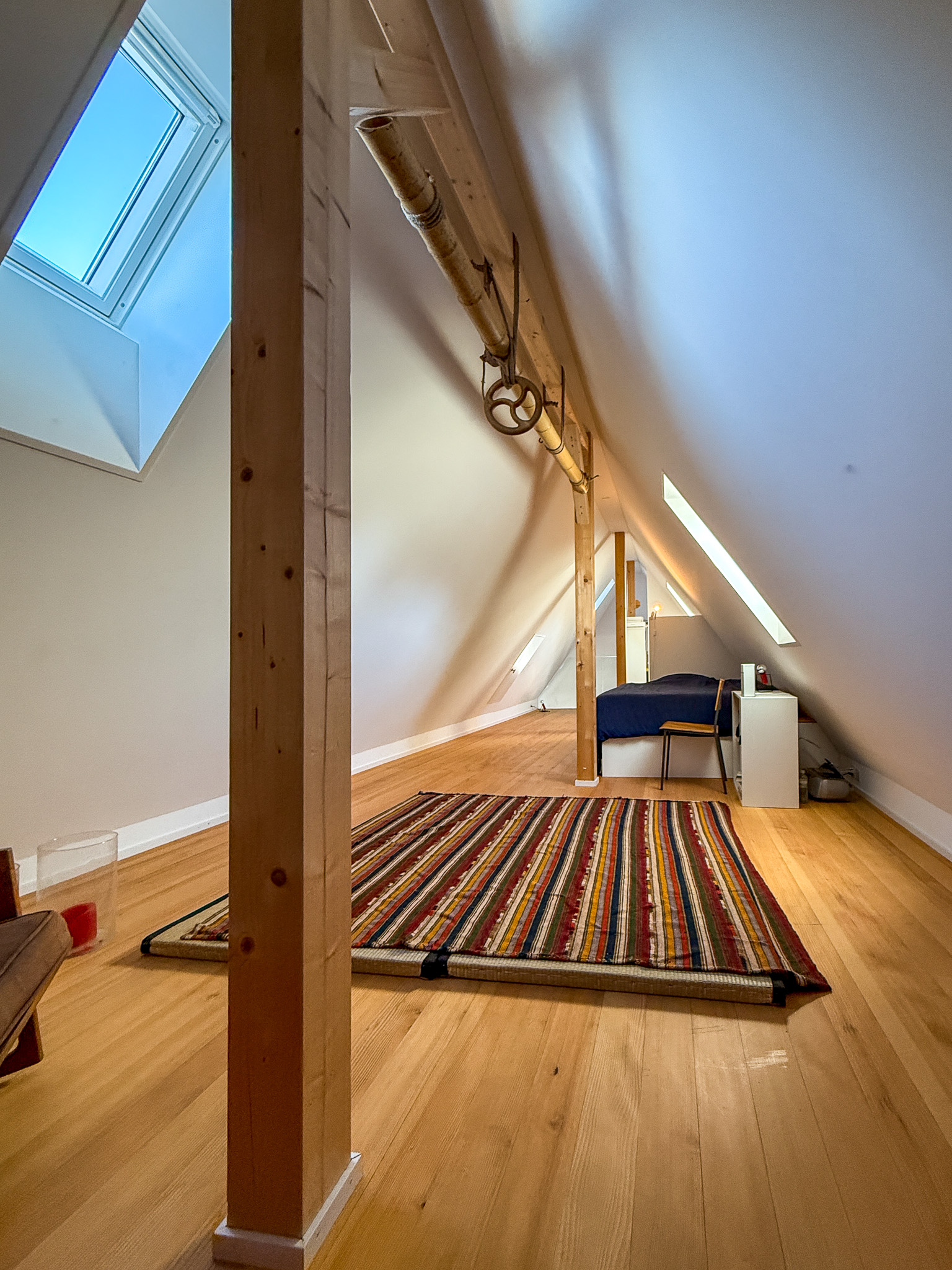Dachgeschosszimmer mit sichtbaren Holzbalken