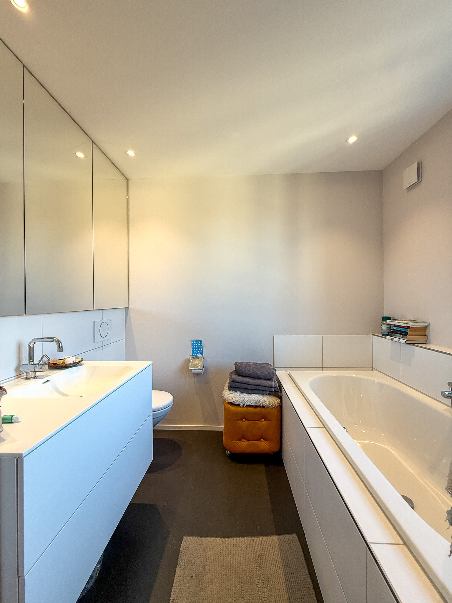 Modernes Badezimmer mit Badewanne und Waschtisch