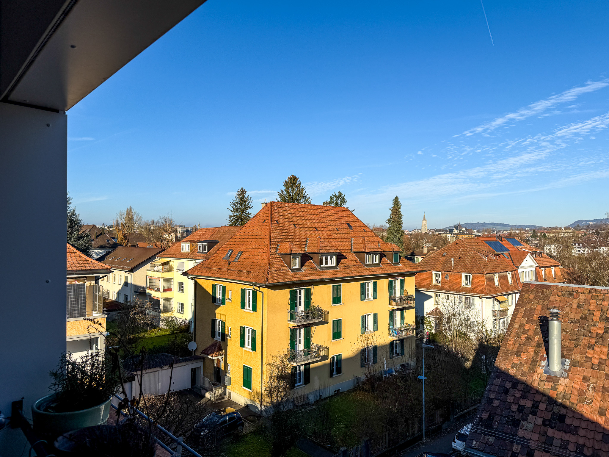 Blick vom Balkon auf Wohnhäuser und Stadtpanorama