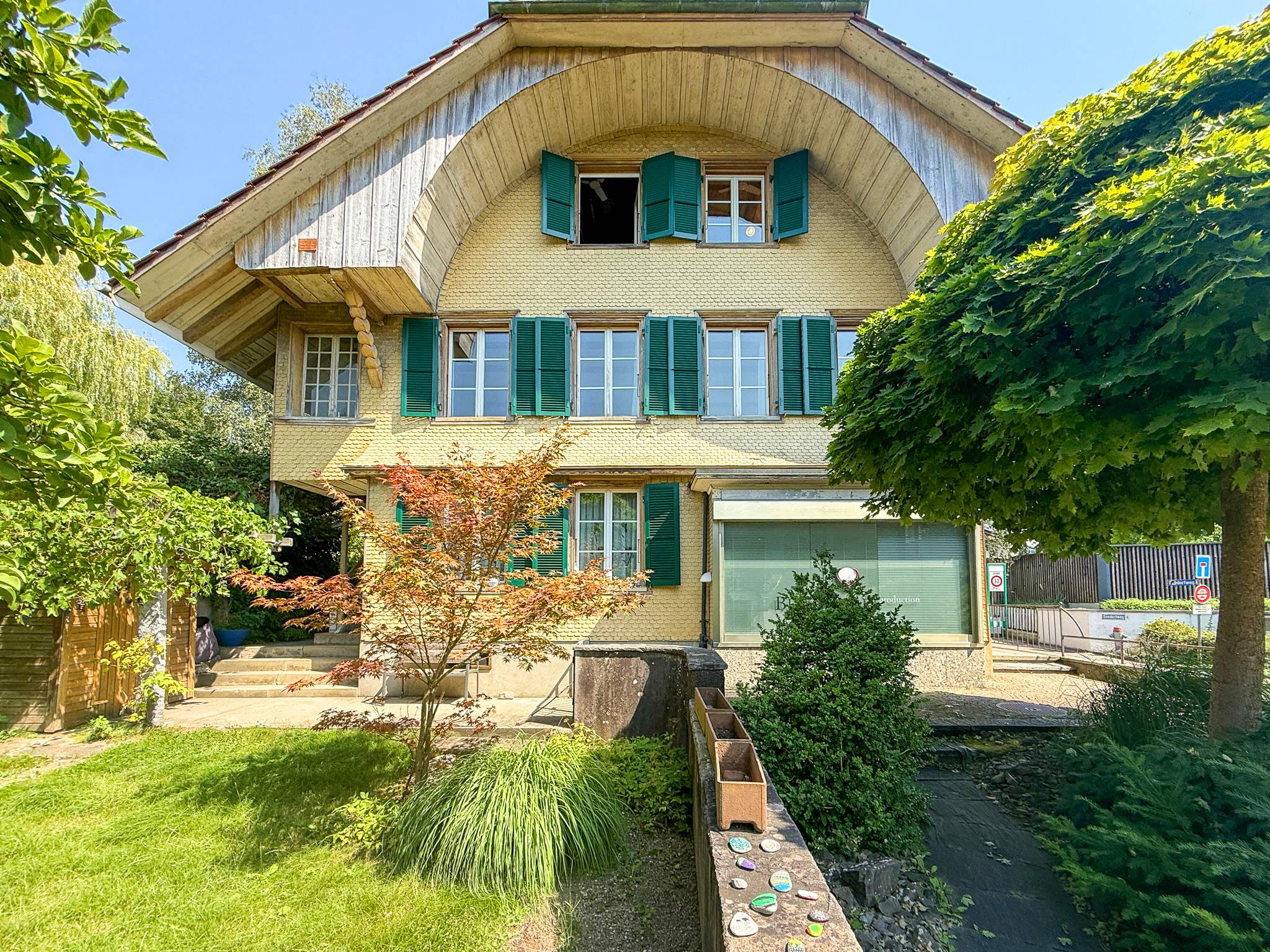 Historisches Haus mit üppigem Garten