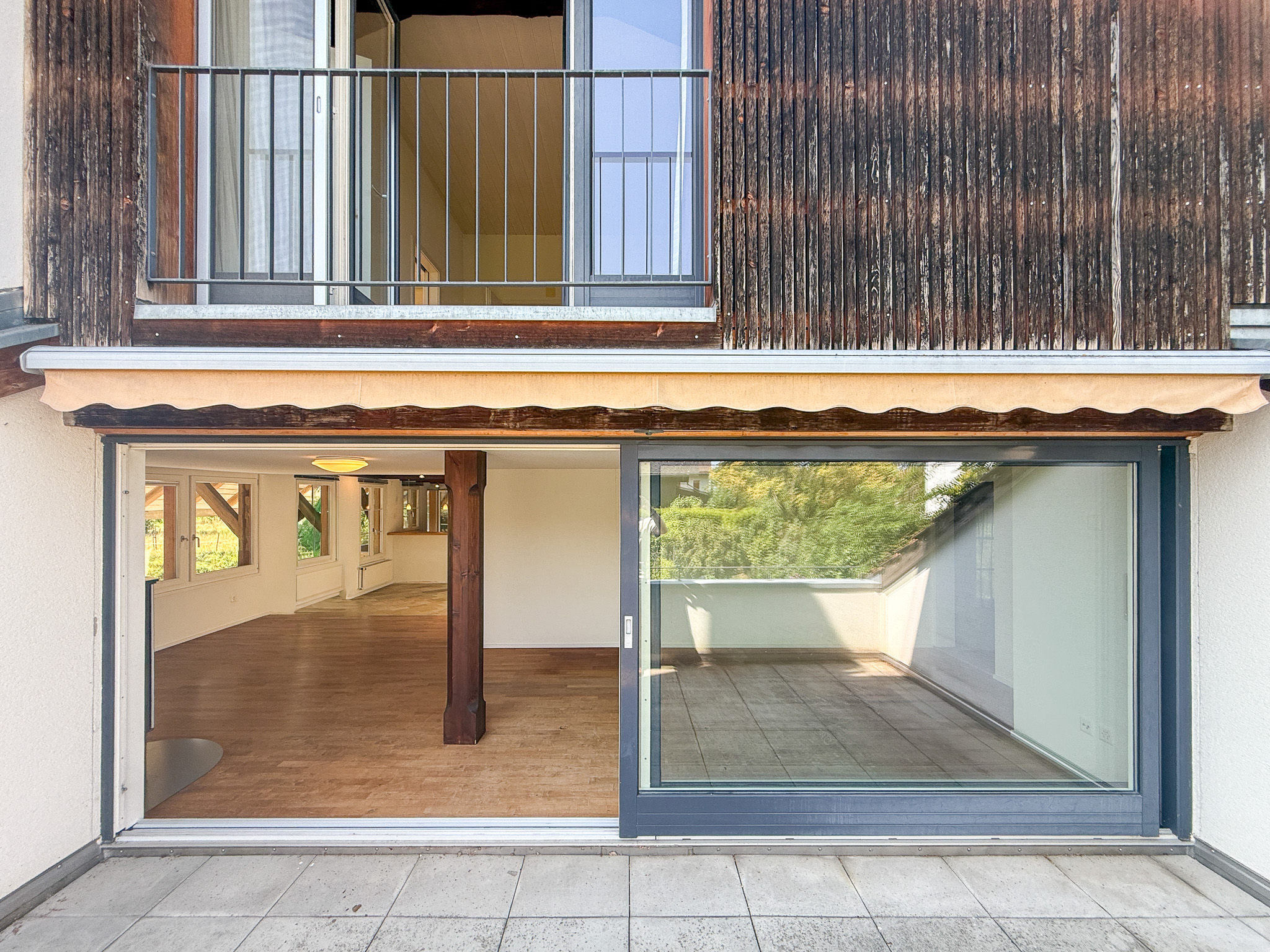 Balkon- und Fassadenansicht mit großen Fensterfronten