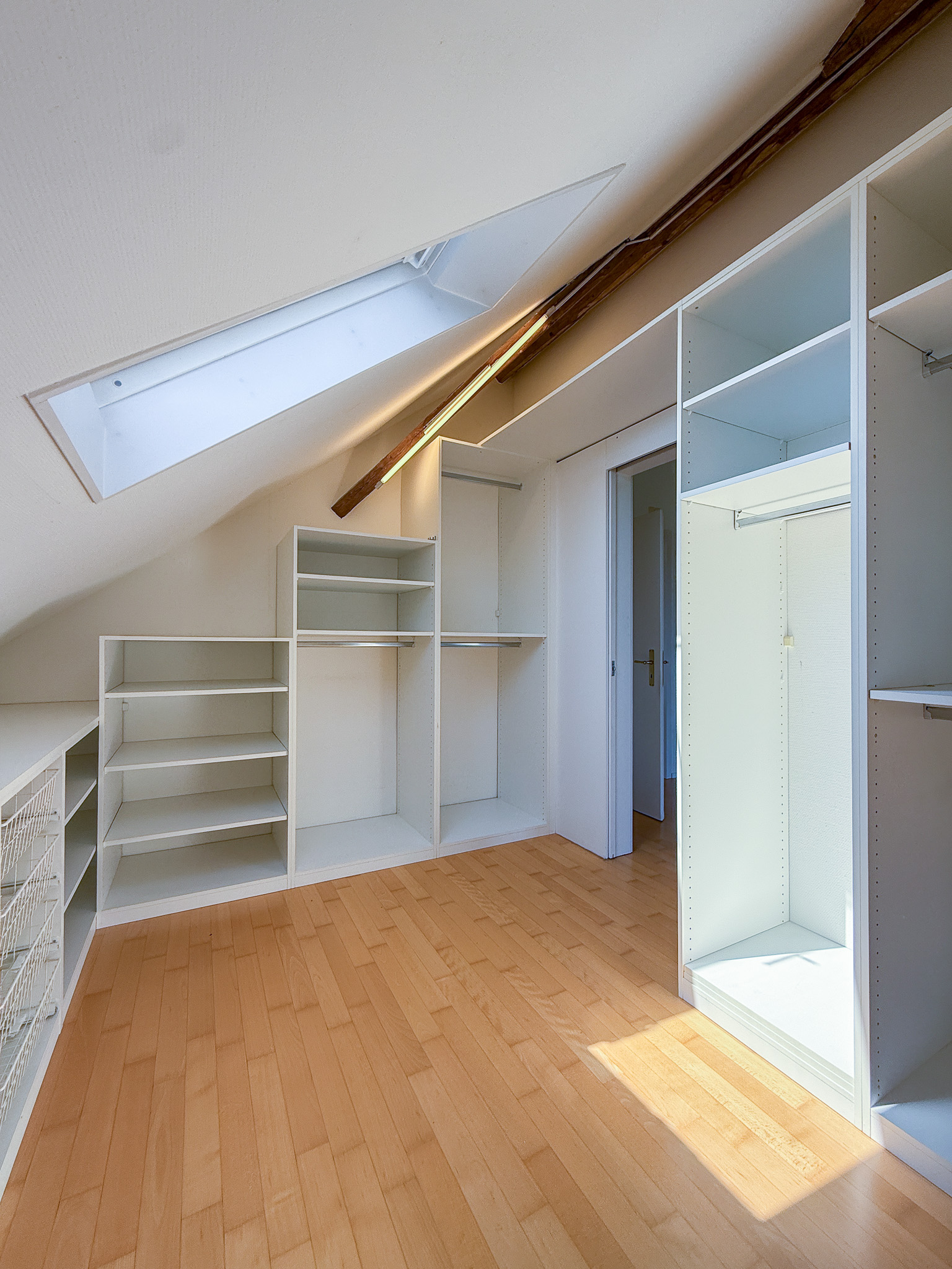 Ankleidezimmer mit Dachschräge
