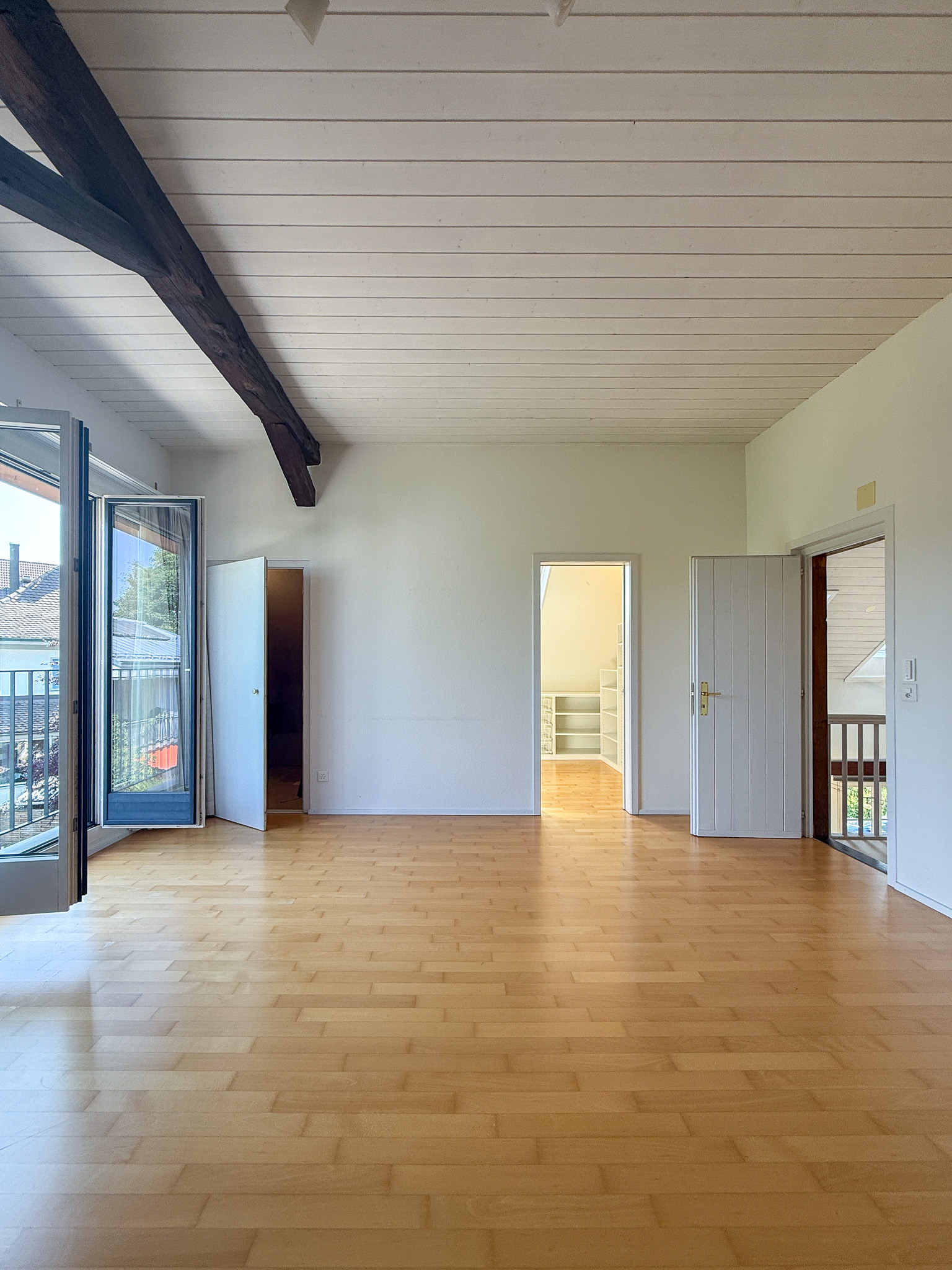 Heller Wohnraum mit sichtbaren Holzbalken