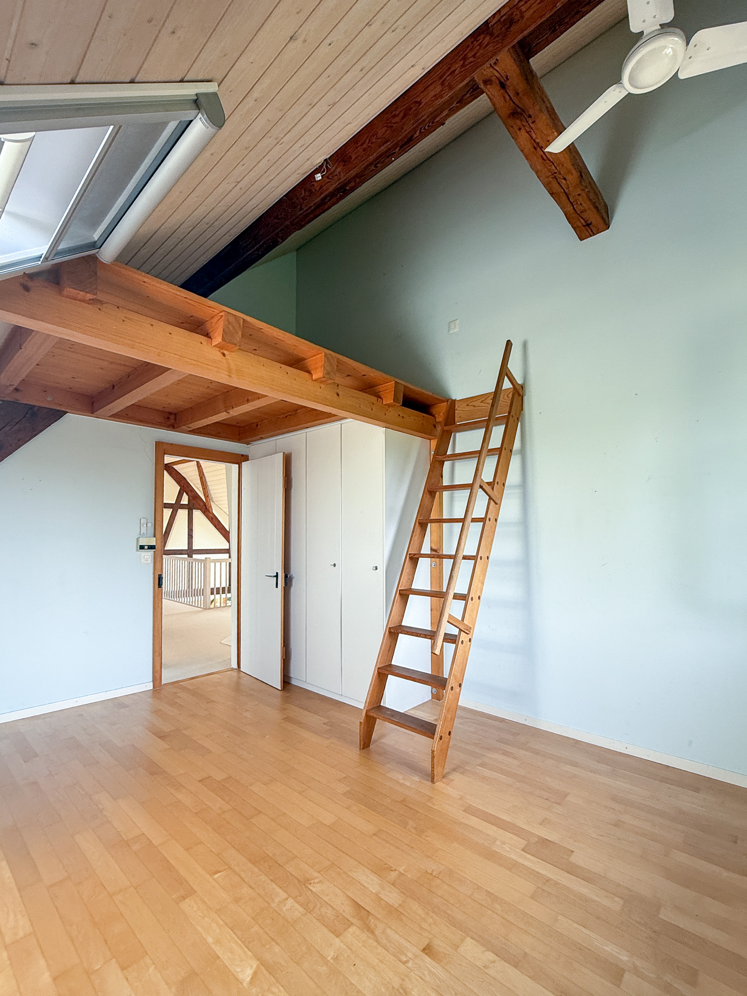 Heller Raum mit Galerie und Holzleiter