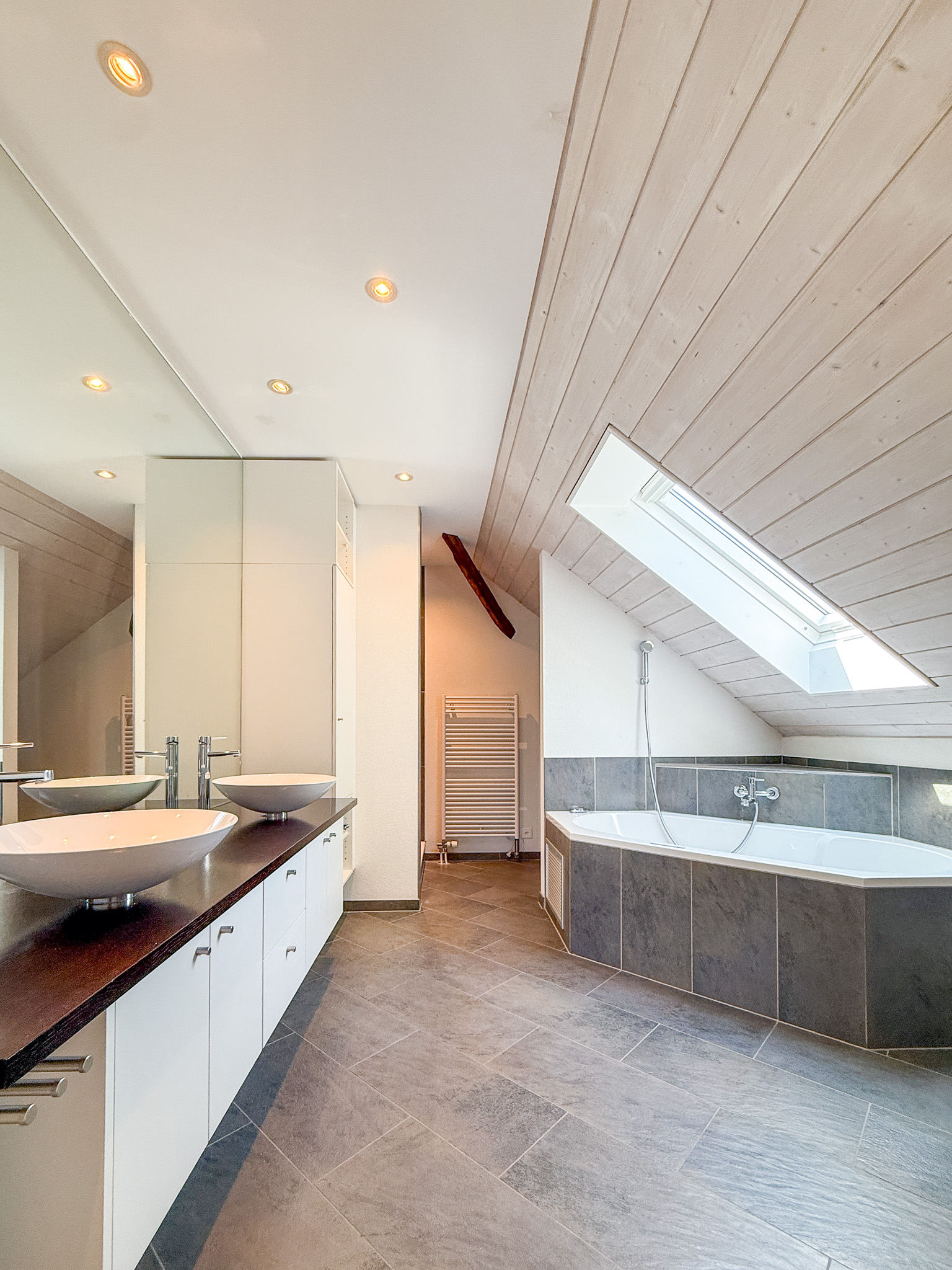 Modernes Badezimmer mit Dachschräge